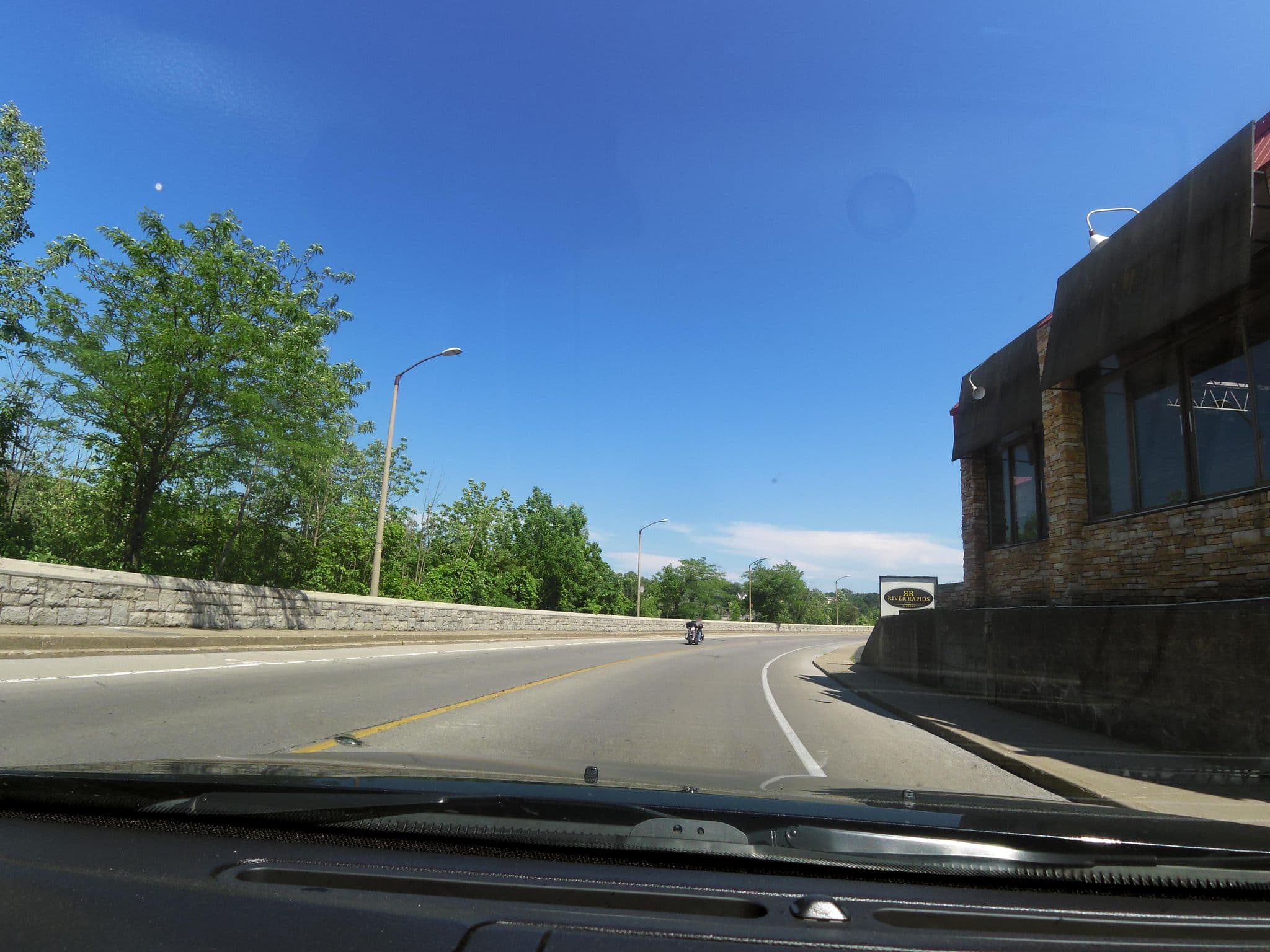 Street view near Days Inn North of the Falls, Niagara Falls — © kevo (CC BY-SA · Mapillary)