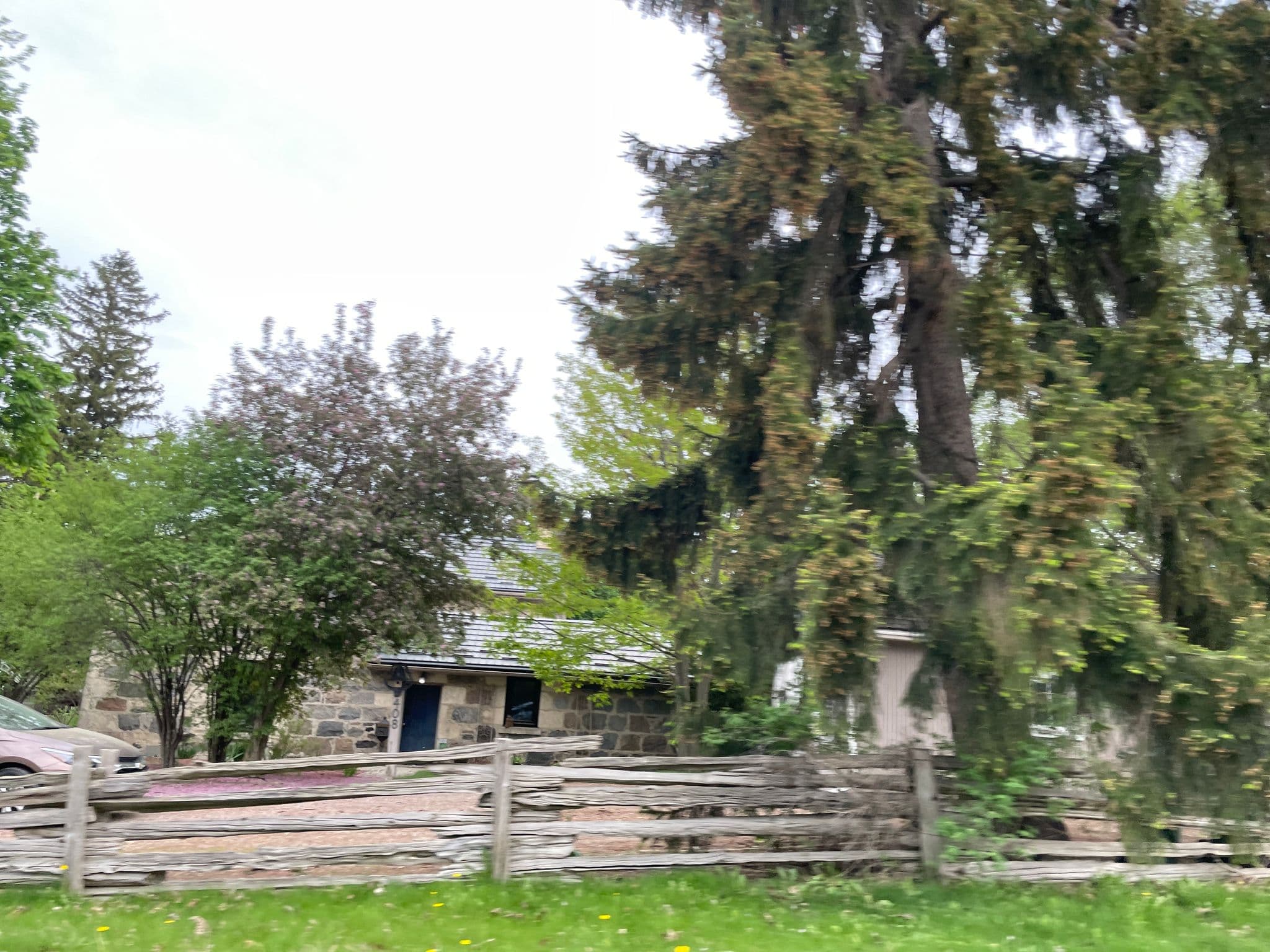 Street view near Willow Manor B & B, Guelph — © privateacorn (CC BY-SA · Mapillary)