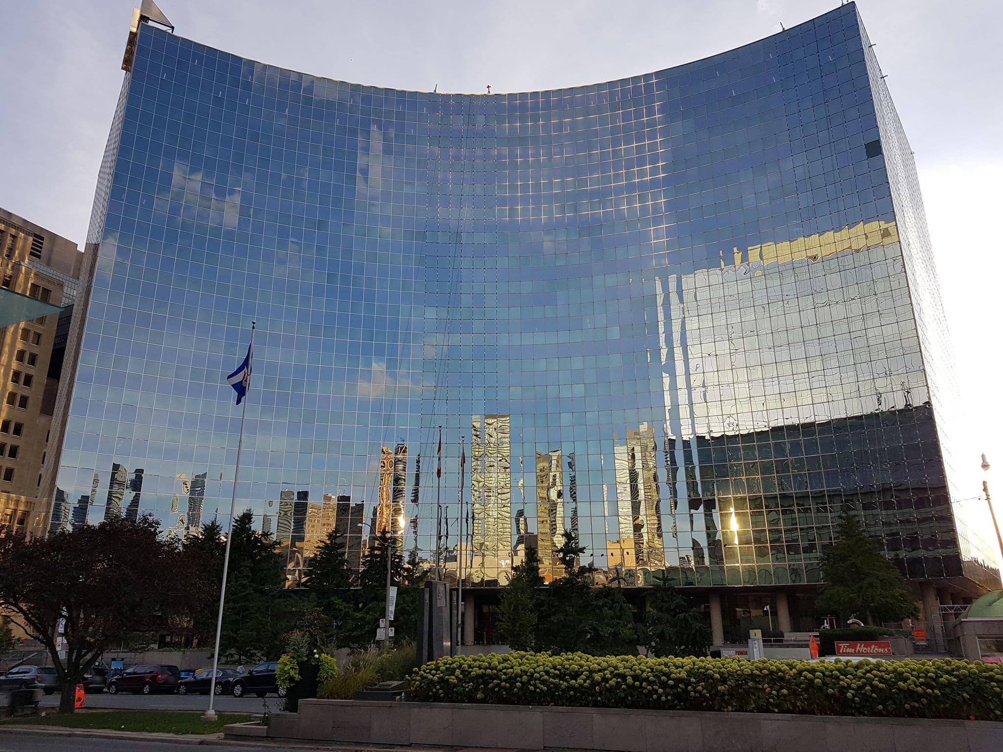 Street view near Shangri-La Hotel Toronto, Bay Street Corridor — © fgouget (CC BY-SA · Mapillary)