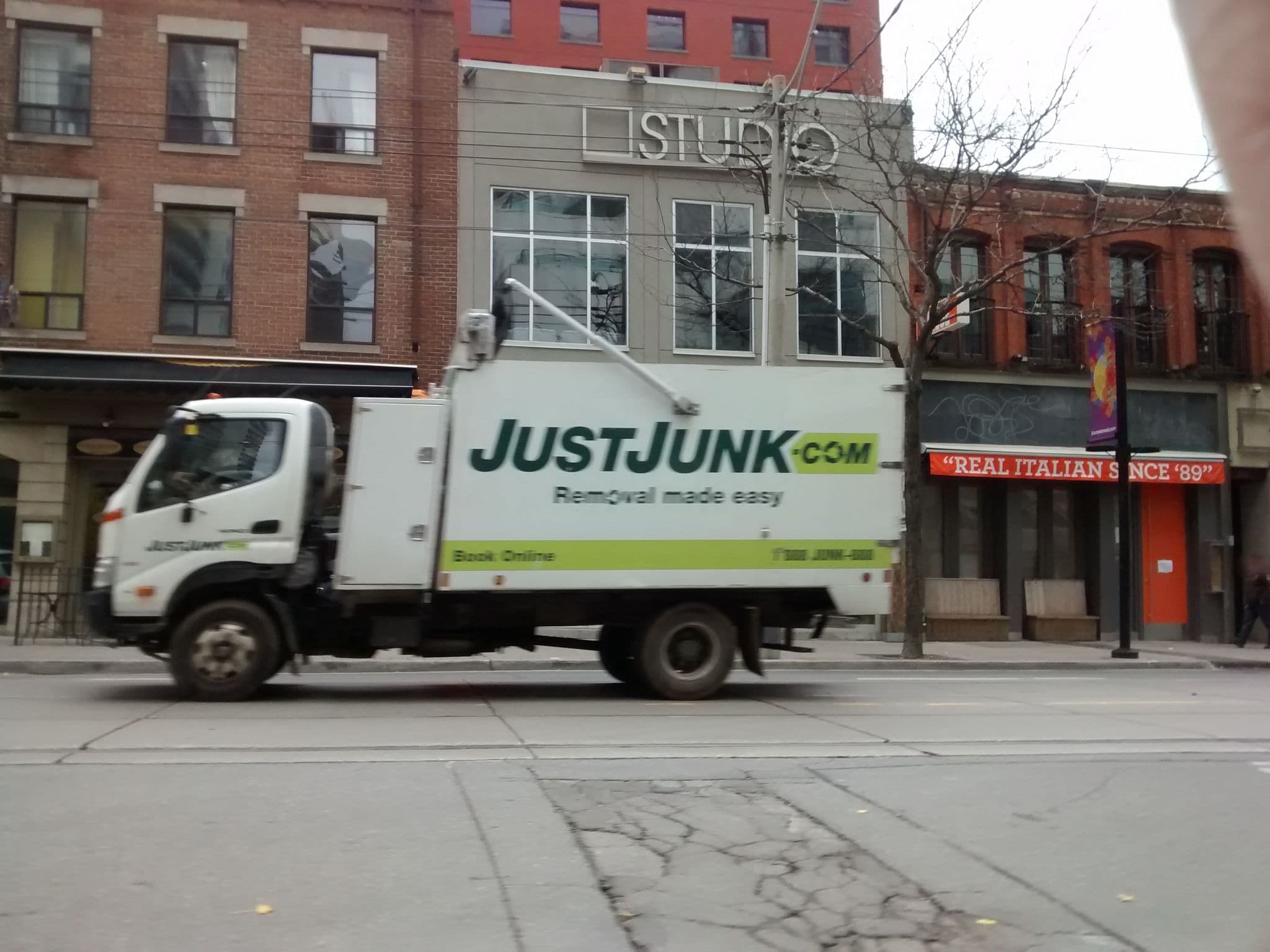 Street view near Le Germain Hotel Toronto Mercer, Kensington-Chinatown — © keverets (CC BY-SA · Mapillary)