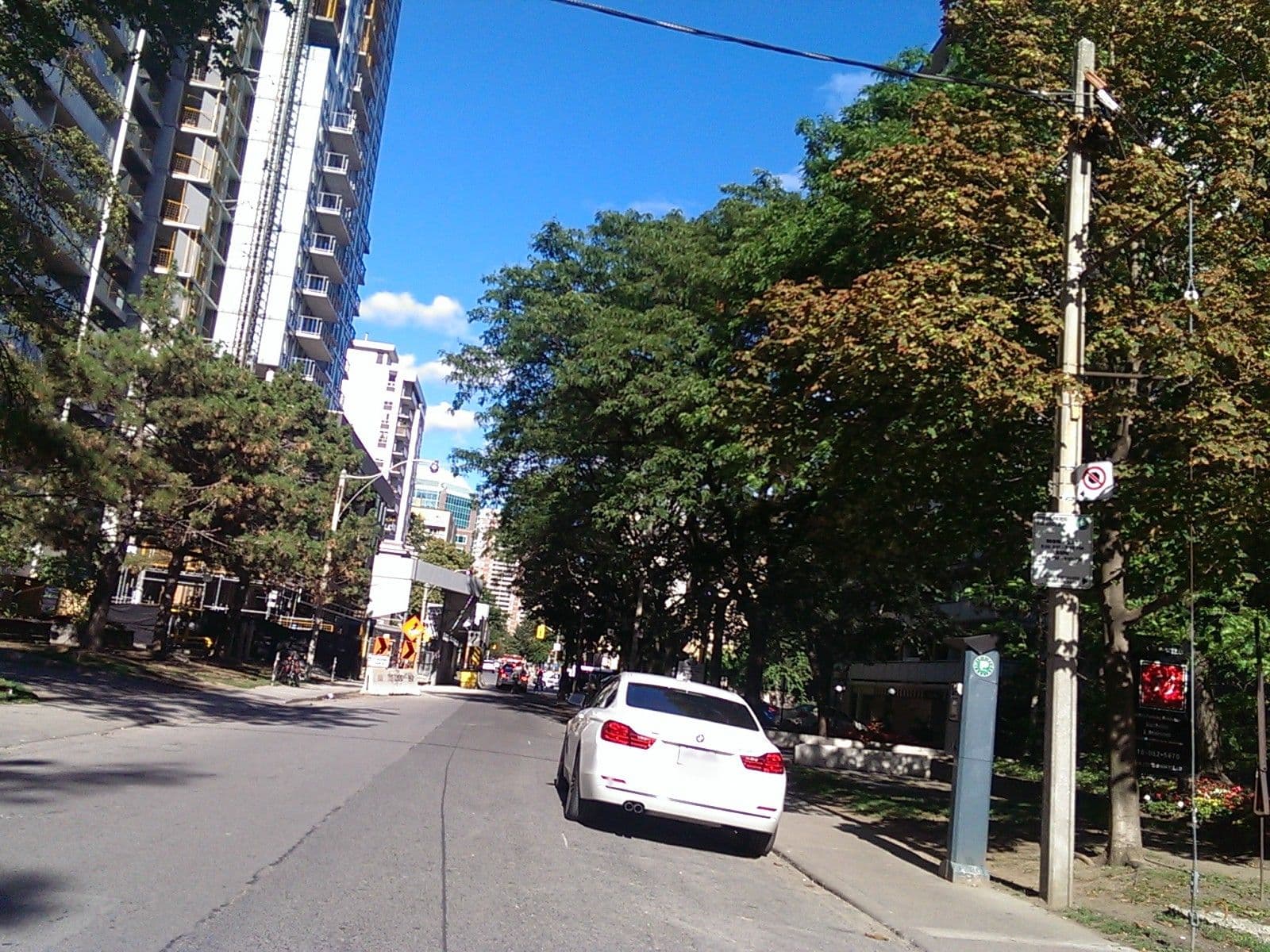 Street view near Cromwell apartments, North St.James Town — © hottuna (CC BY-SA · Mapillary)