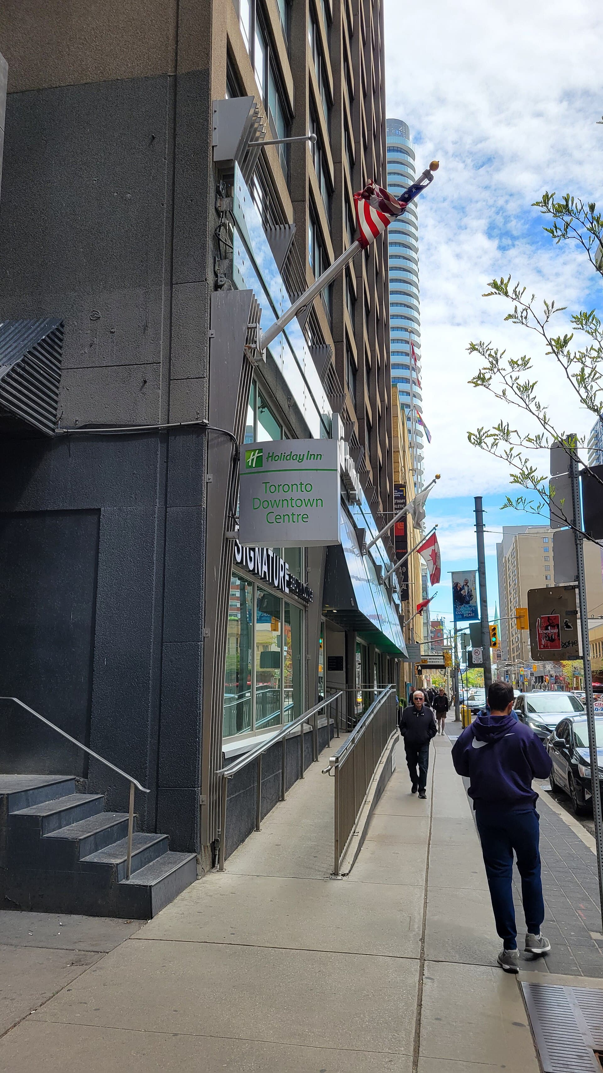 Holiday Inn Toronto Downtown Centre (via Wikimedia Commons, CC BY-SA 3.0)