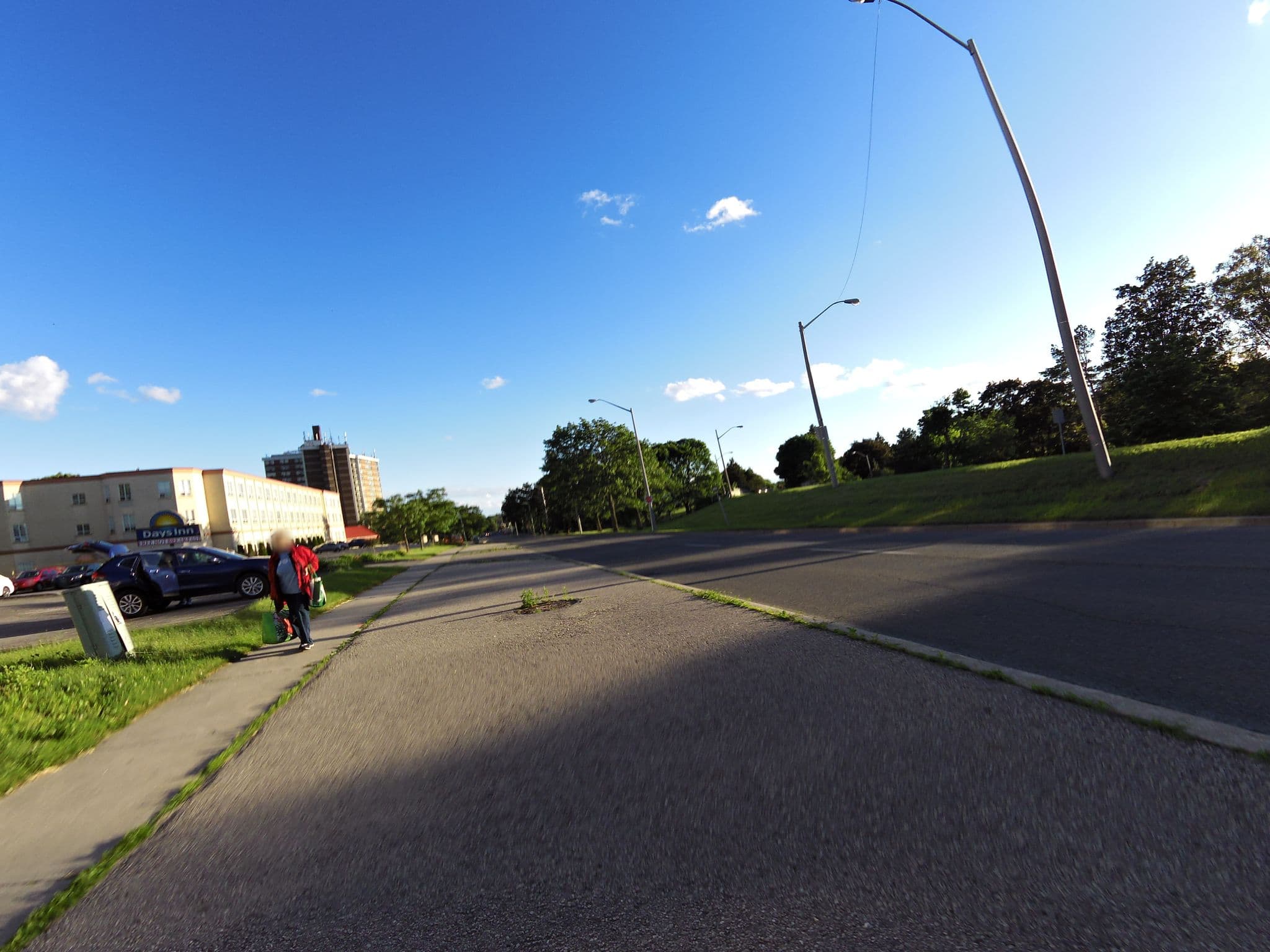 Street view near Days Inn, Birchcliffe-Cliffside — © kevo (CC BY-SA · Mapillary)