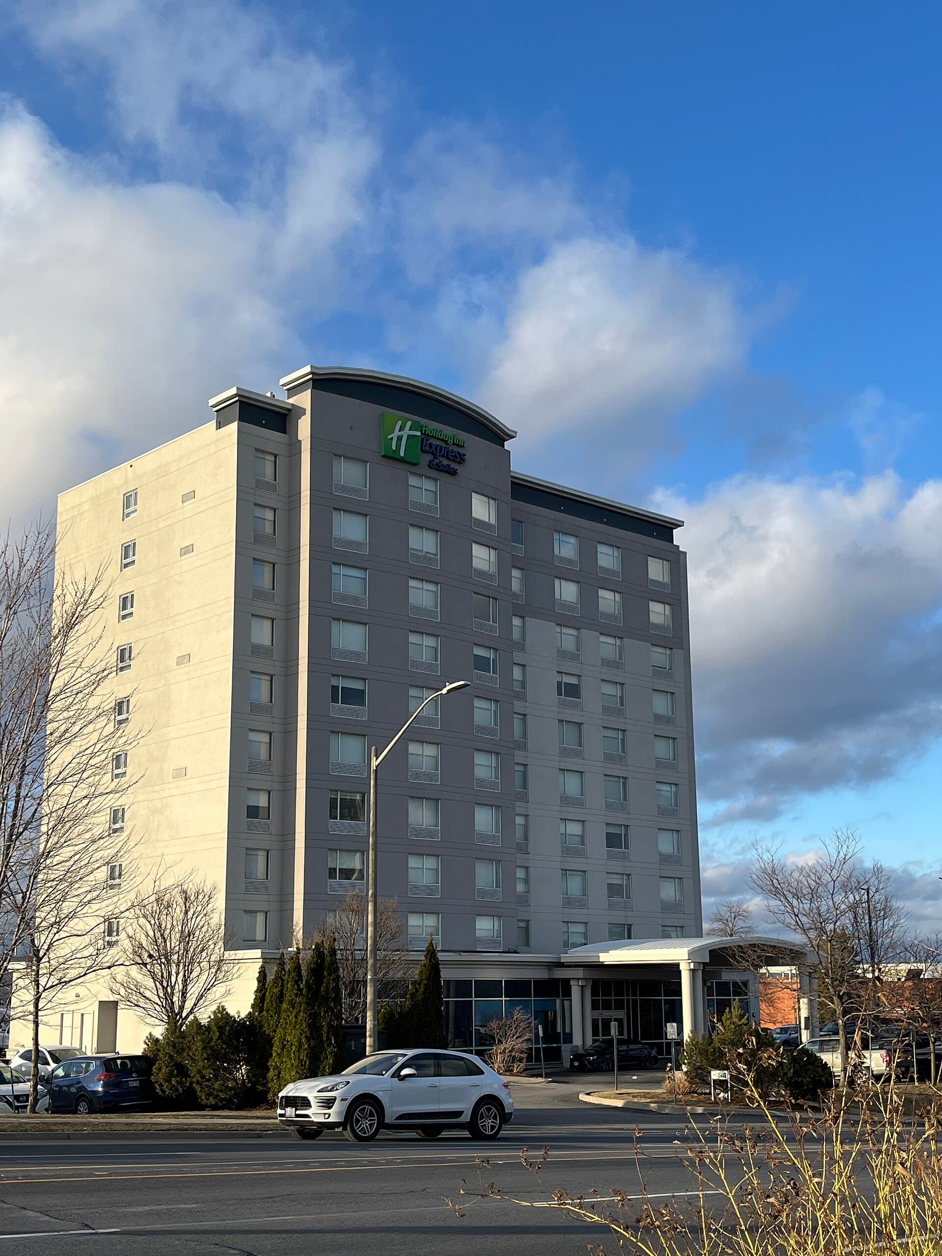 Holiday Inn Express & Suites Toronto - Markham (via Wikimedia Commons, CC BY-SA 3.0)