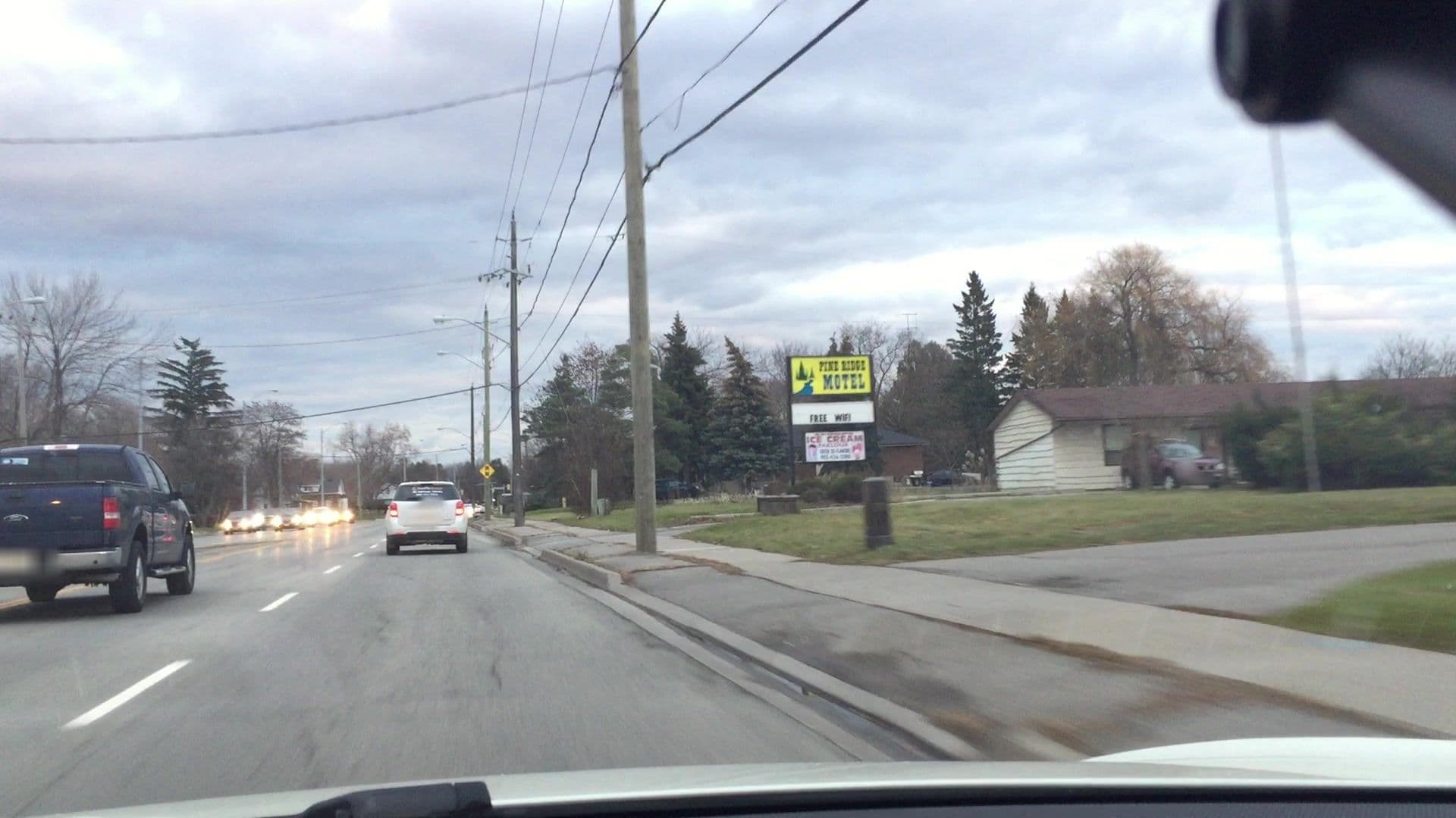 Street view near Pine Ridge Motel, Oshawa — © lvl5 (CC BY-SA · Mapillary)