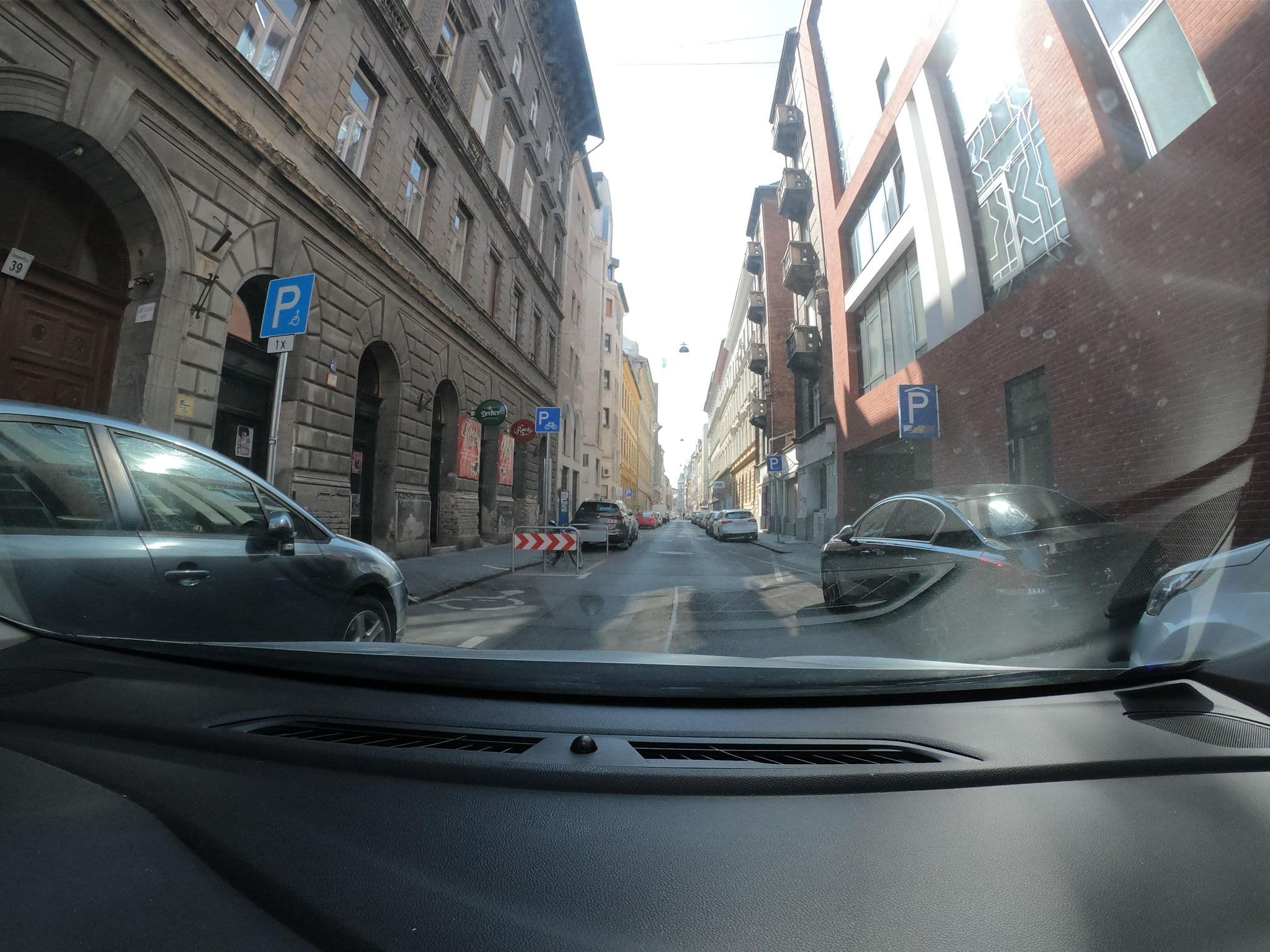 Street view near Star Inn, Budapest VI. kerület — © vst (CC BY-SA · Mapillary)