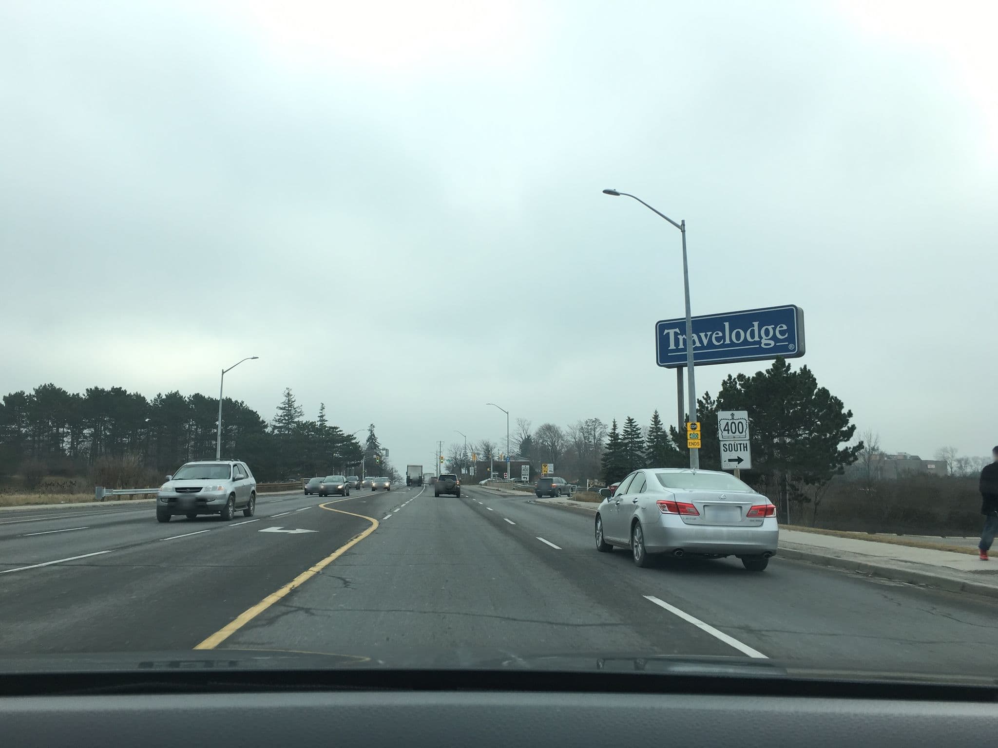 Street view near Travelodge by Wyndham Barrie on Bayfield, Barrie — © mtrunz (CC BY-SA · Mapillary)
