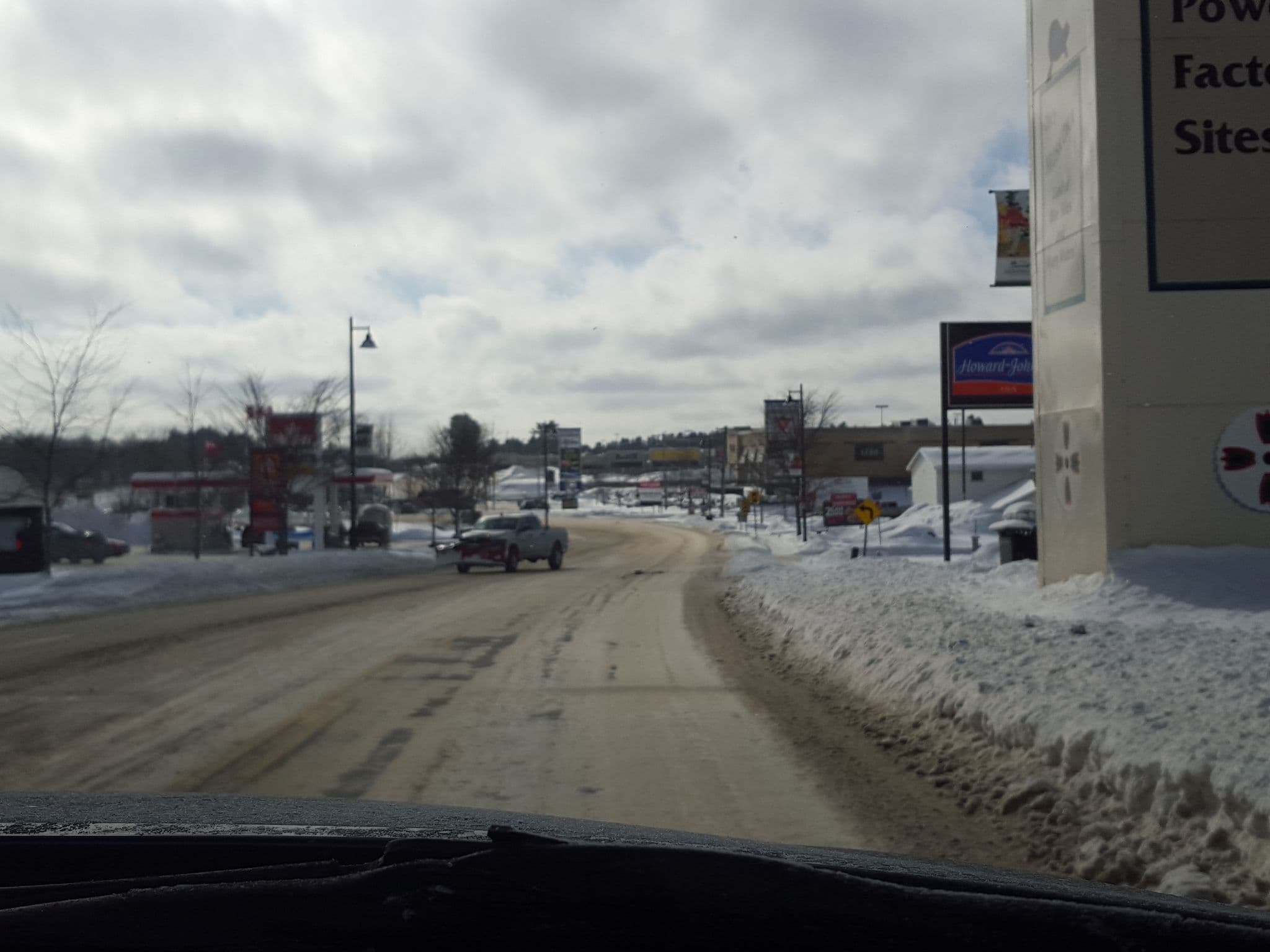 Street view near Howard Johnson by Wyndham Gravenhurst, Gravenhurst — © kevo (CC BY-SA · Mapillary)