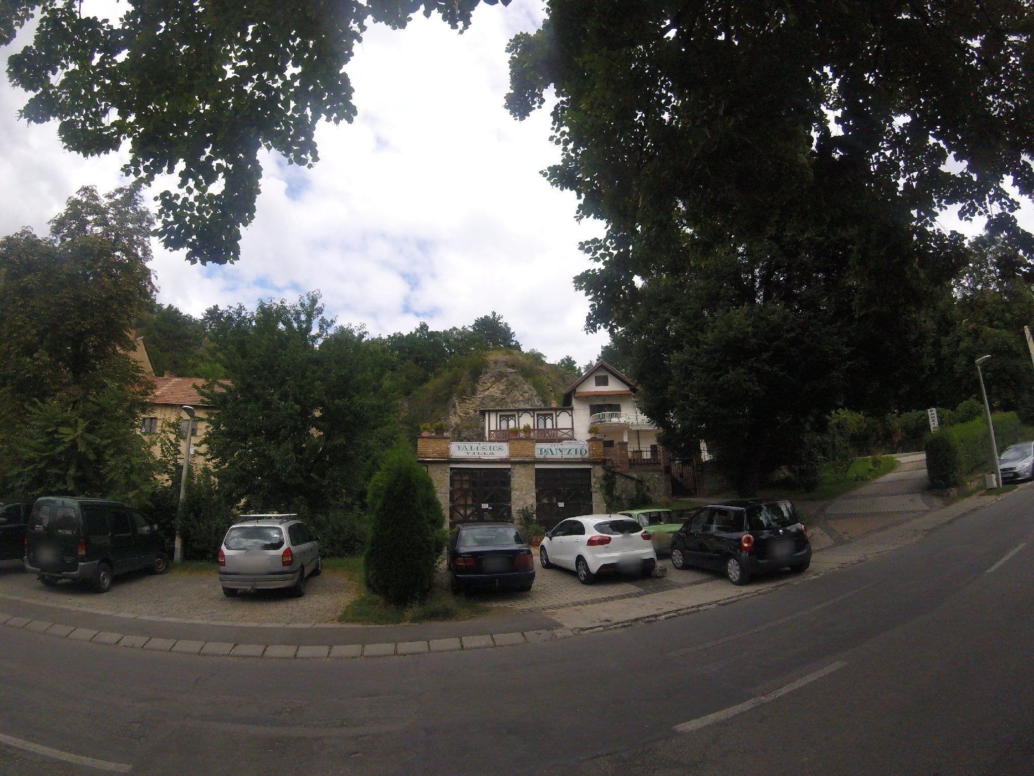 Street view near Valcsics Villa Panzió, Pécs — © utvonalfelmeresek (CC BY-SA · Mapillary)