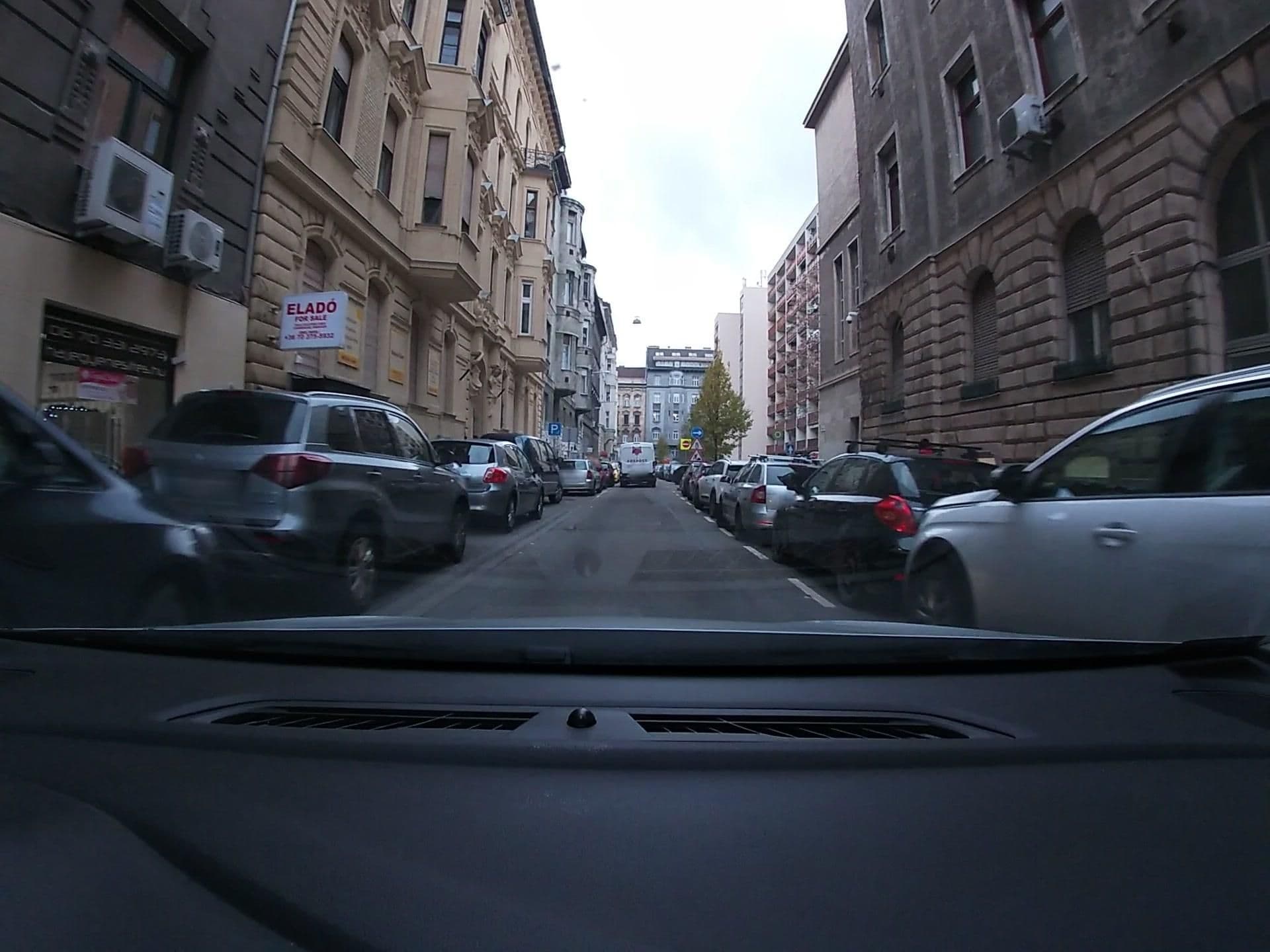Street view near Hotel Metro, Újlipótváros — © vst (CC BY-SA · Mapillary)