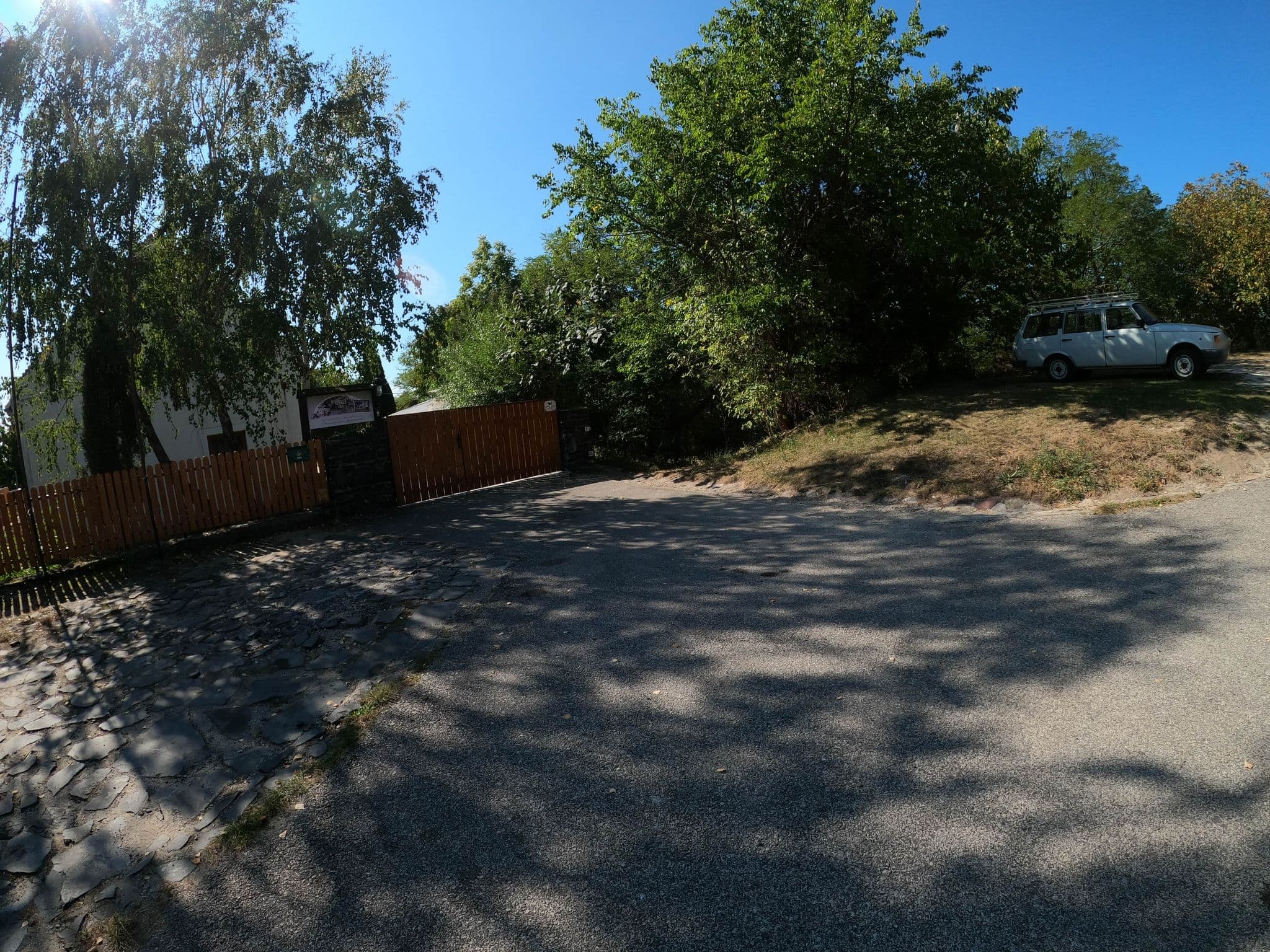Street view near Kőtenger Panzió, Révfülöp — © knusprig (CC BY-SA · Mapillary)