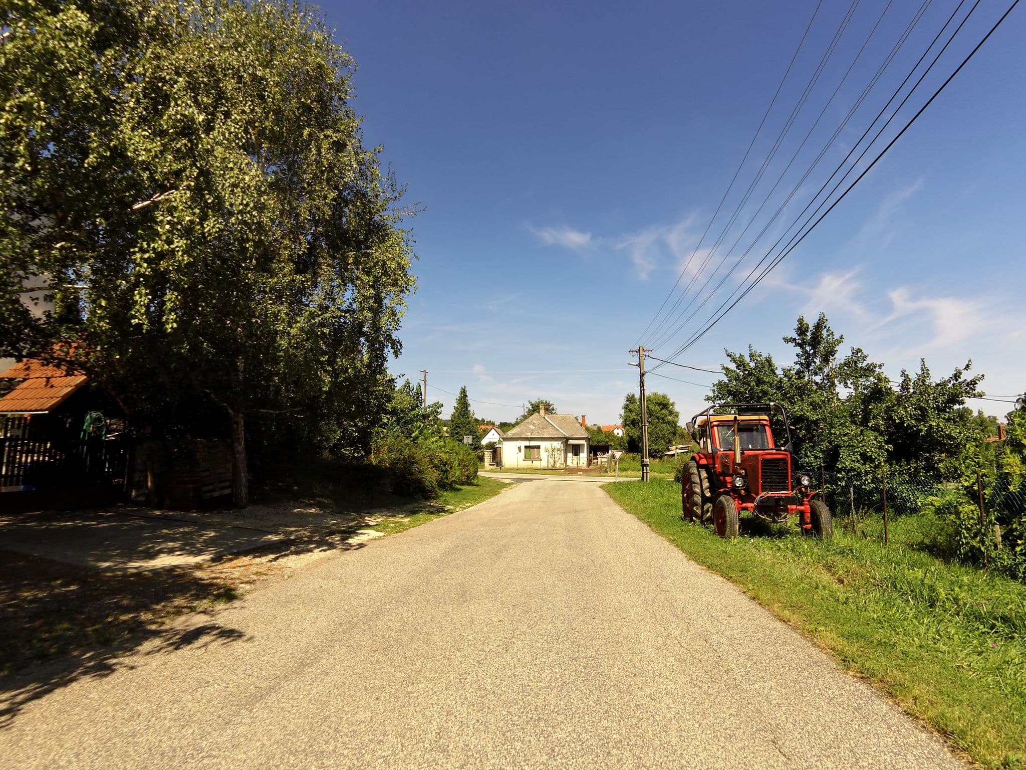 Street view near Eke Vendégház és Pince, Tapolca — © kammann (CC BY-SA · Mapillary)