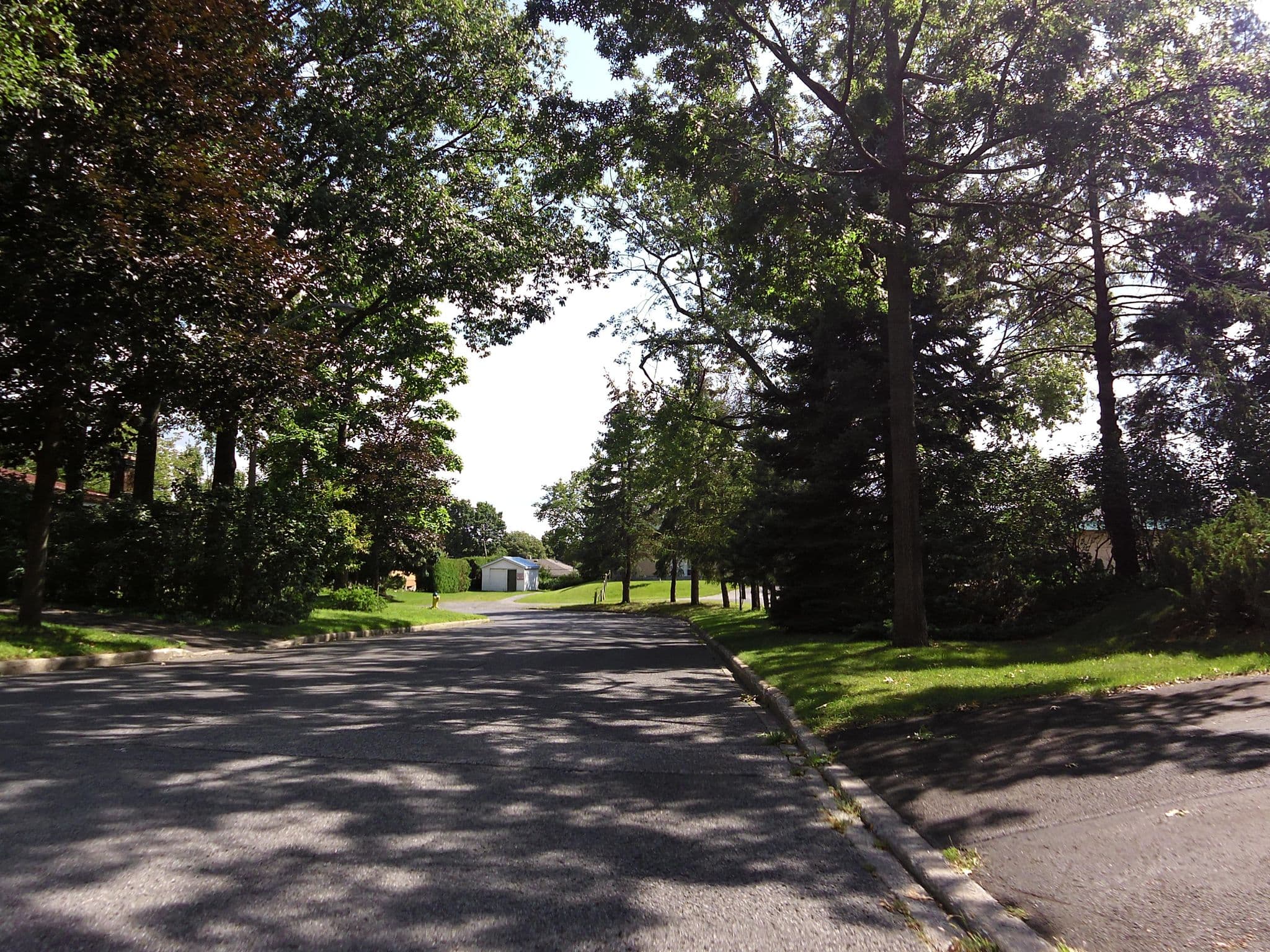 Street view near Hotel Le Chateau Montebello, Aylmer — © zzptichka (CC BY-SA · Mapillary)