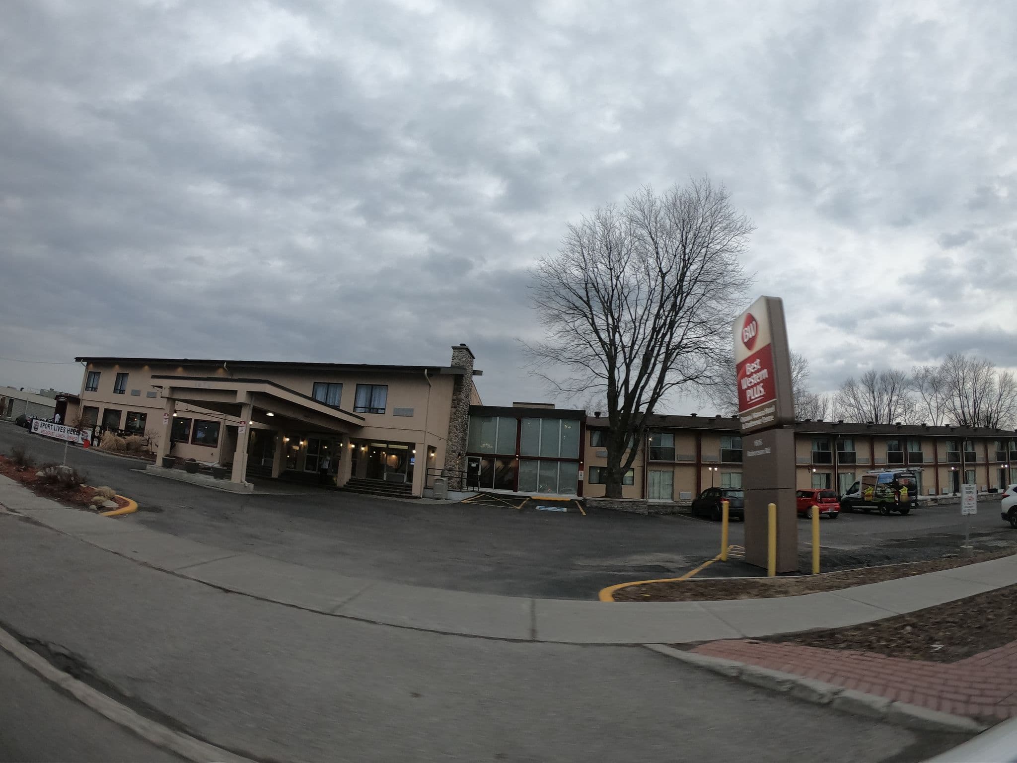 Street view near Best Western Barons Hotel, Bells Corners — © zzptichka (CC BY-SA · Mapillary)