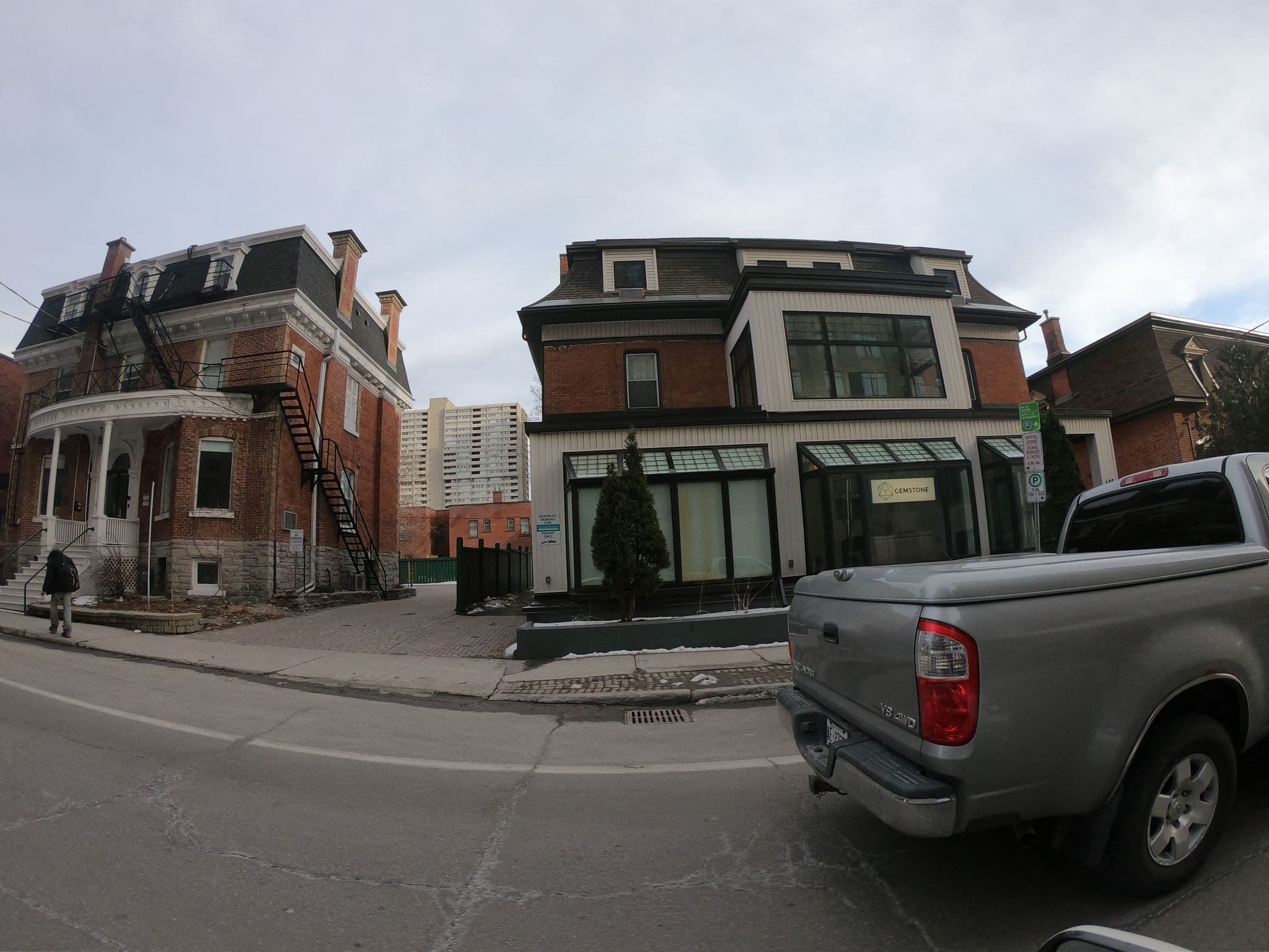 Street view near Albert House Inn, Centretown — © zzptichka (CC BY-SA · Mapillary)
