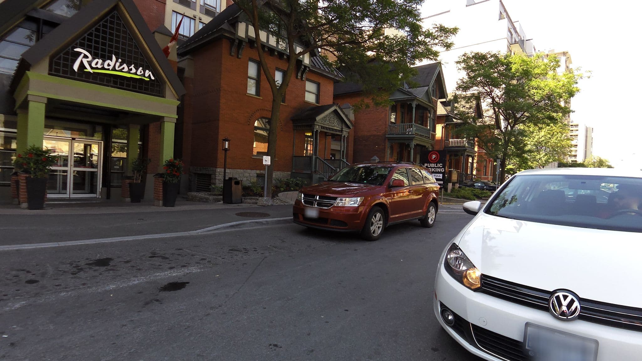 Street view near Holiday Inn Ottawa Dwtn - Parliament Hill, Centretown — © rps333 (CC BY-SA · Mapillary)