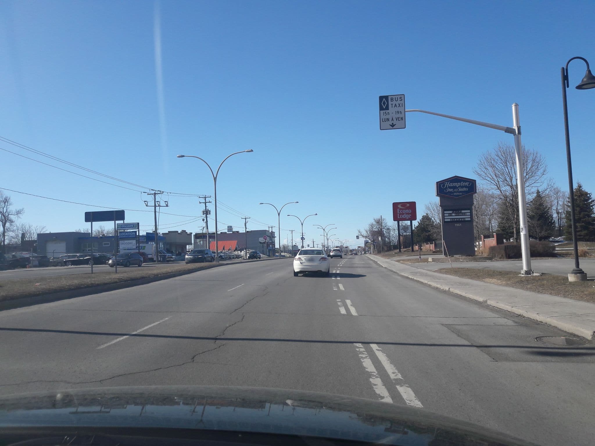 Street view near Hampton Pool, Chomedey — © cjmaps (CC BY-SA · Mapillary)