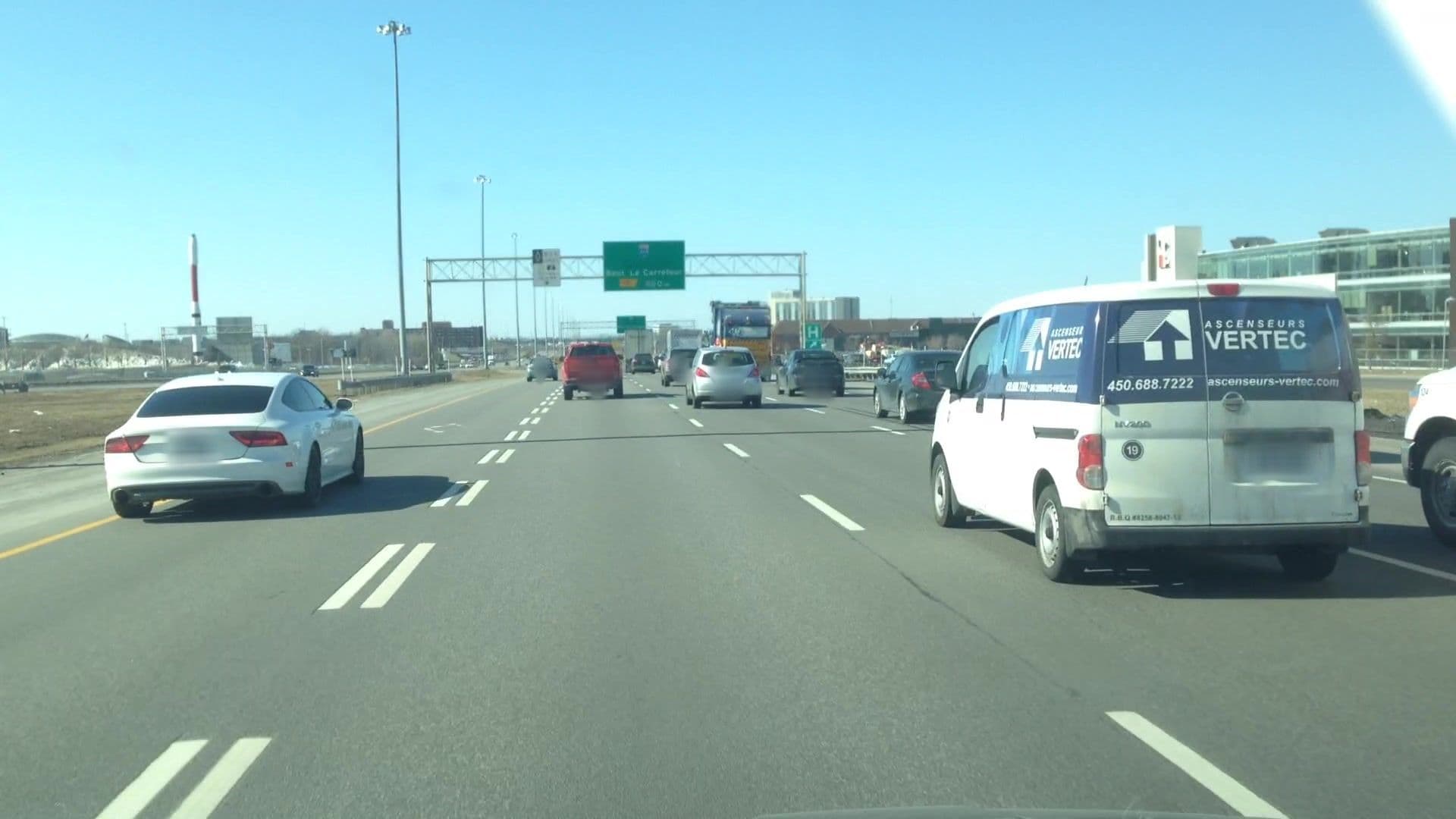 Street view near Chateau St Martin, Laval-des-Rapides — © lvl5 (CC BY-SA · Mapillary)