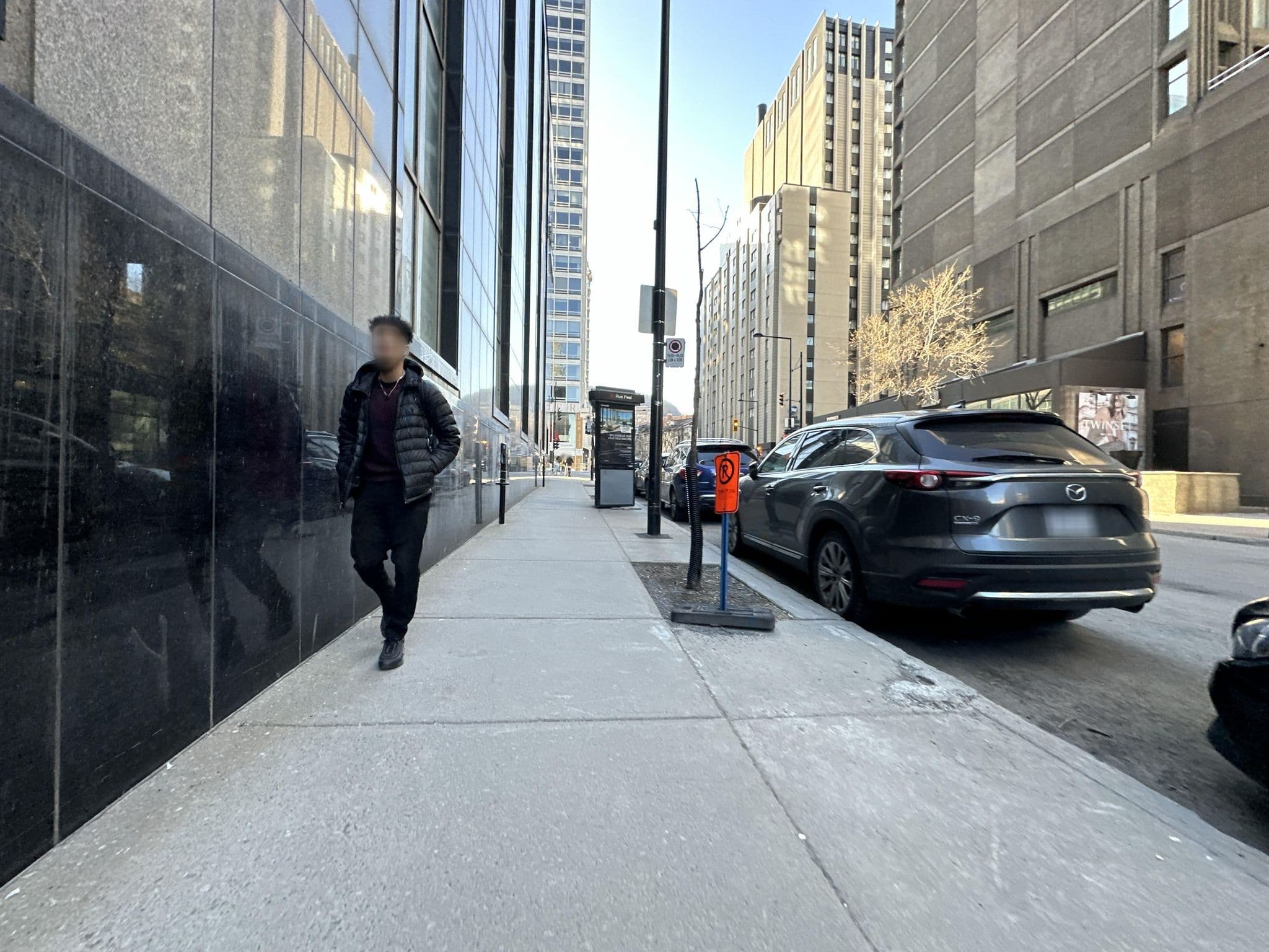 Street view near Hôtel des Gouverneurs, Ville-Marie — © quickness805 (CC BY-SA · Mapillary)