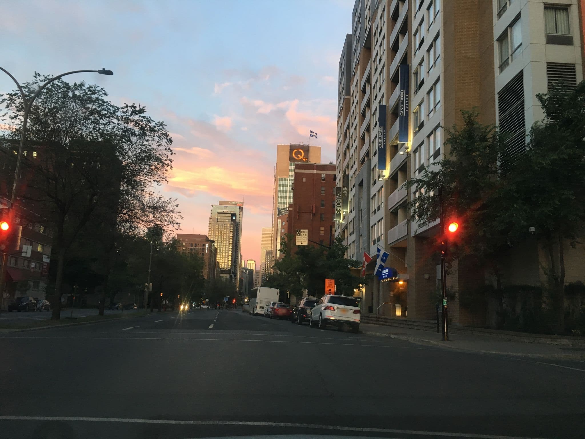 Street view near Days Inn Montréal Centre-Ville, Milton-Parc — © geodz (CC BY-SA · Mapillary)