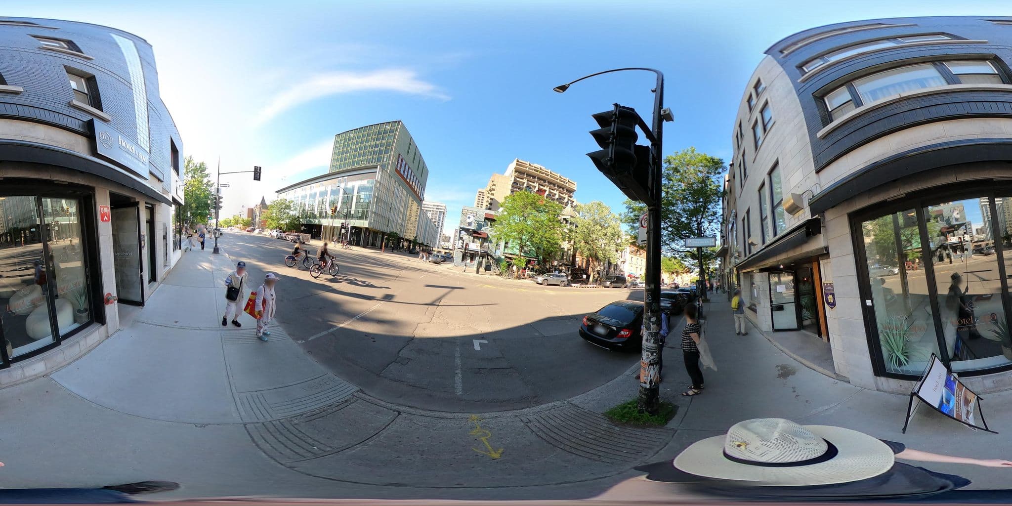 Street view near Auberge Chez Chloe Ii, Milton-Parc — © une_abeille (CC BY-SA · Mapillary)
