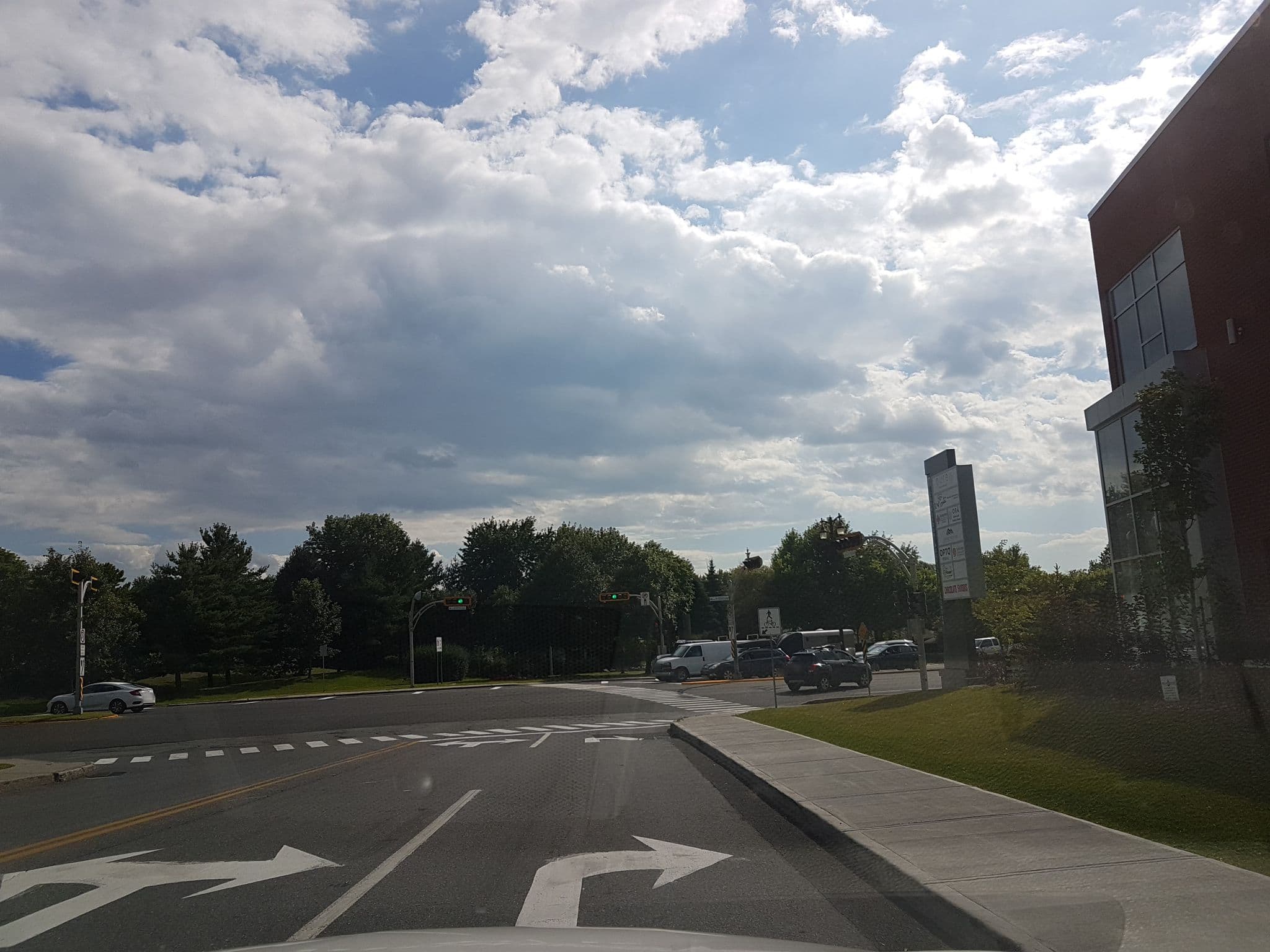 Street view near Motel St-Hilare, Mont-Saint-Hilaire — © jopparn (CC BY-SA · Mapillary)