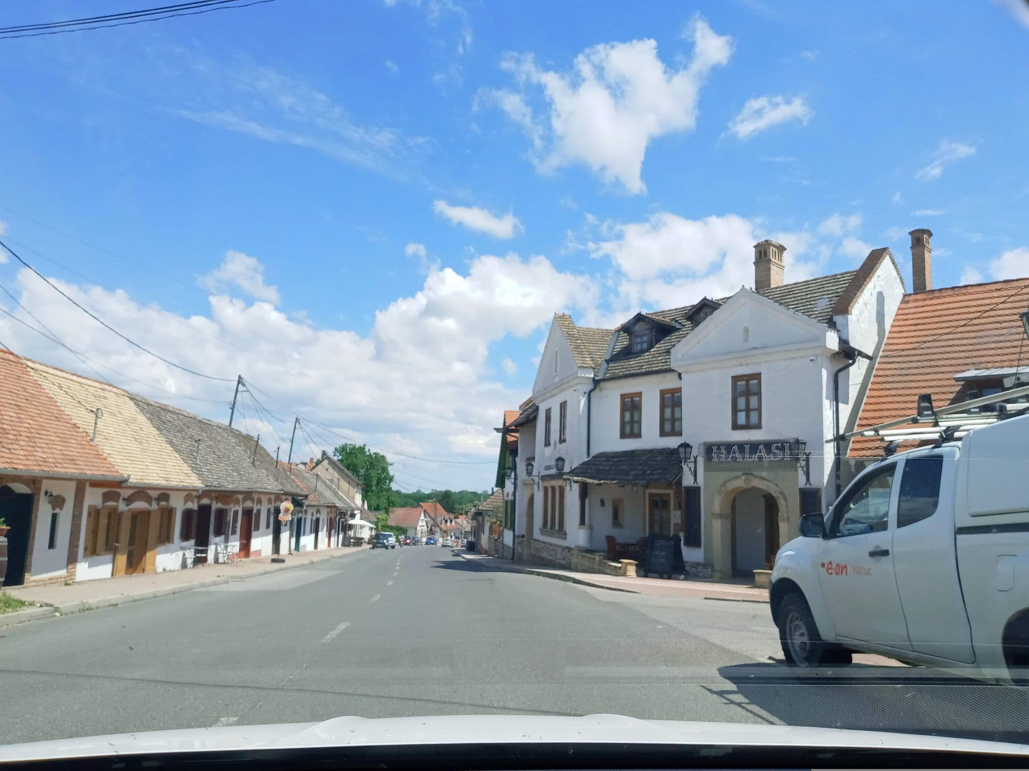 Street view near Crocus Gere Bor Hotel, Villány — © magyarsi (CC BY-SA · Mapillary)