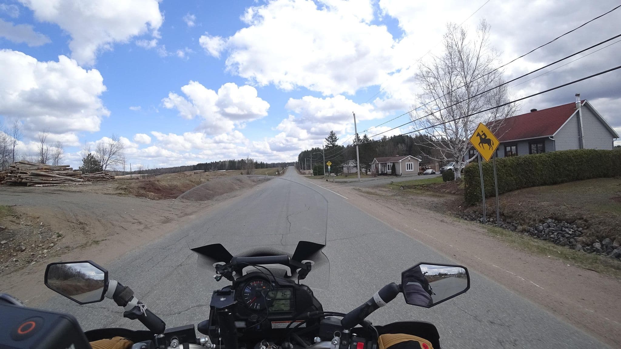 Street view near Domaine de la Source, Sainte-Thècle — © michelcouturemotomcm (CC BY-SA · Mapillary)