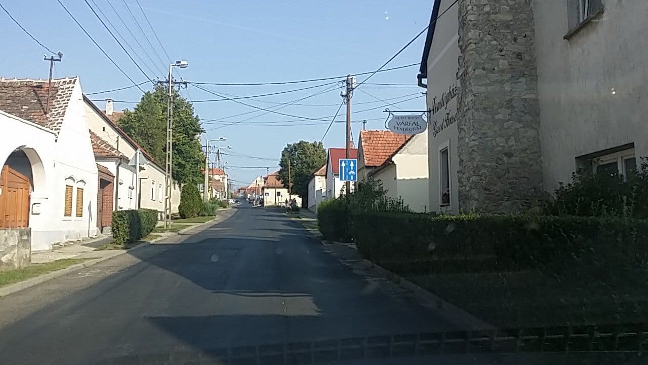Street view near Várfal, Fertőrákos — © utvonalfelmeresek (CC BY-SA · Mapillary)
