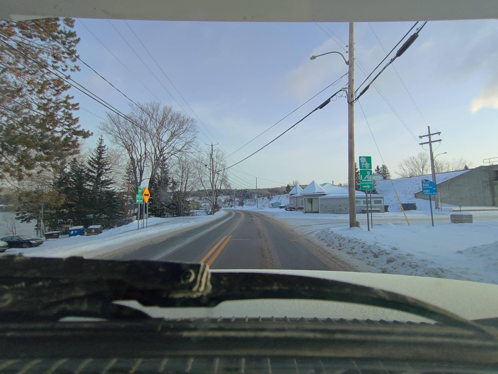 Street view near Auberge la Villa des Frontieres, Pohénégamook — © kibour (CC BY-SA · Mapillary)
