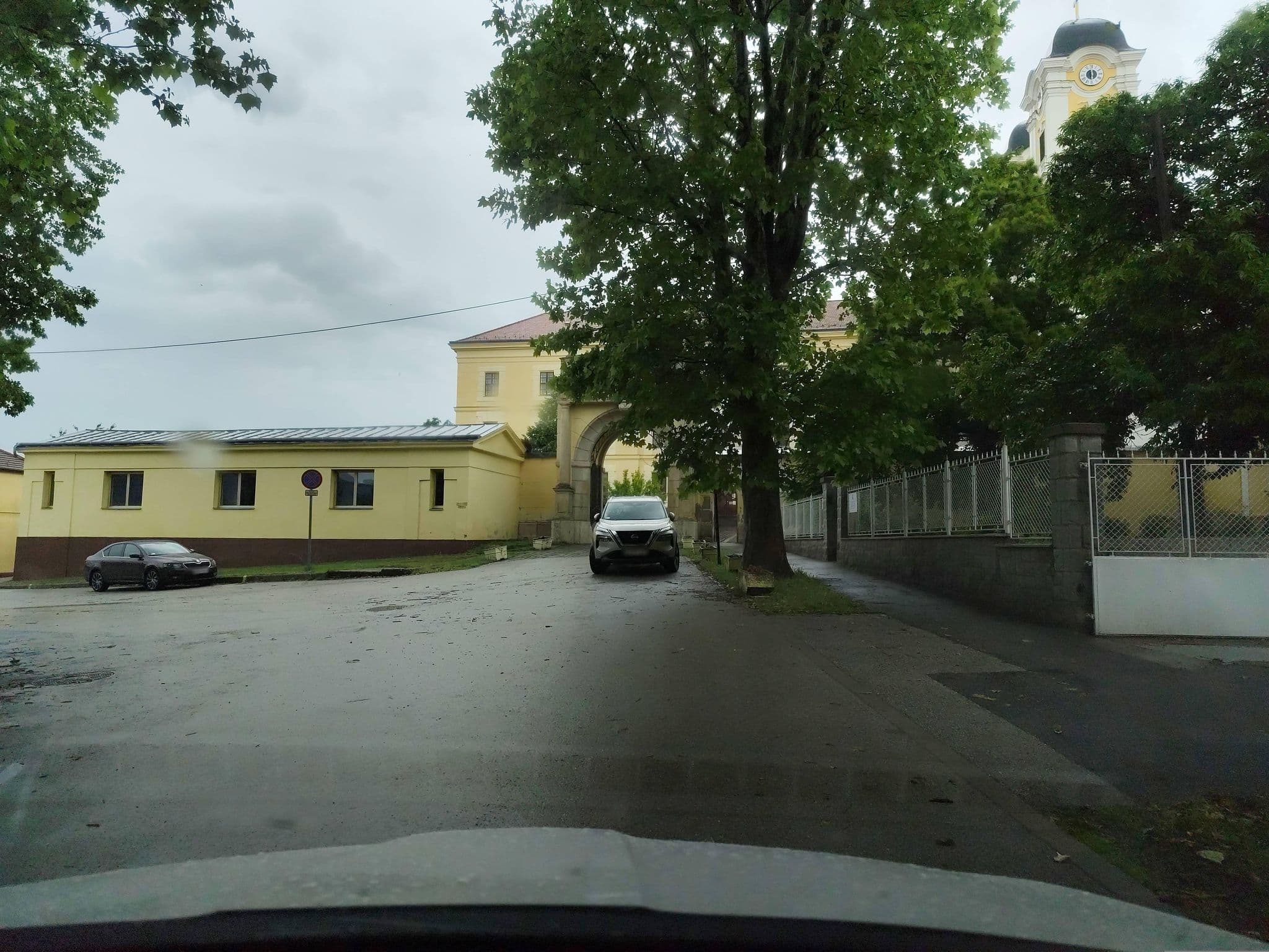 Street view near Márianosztrai Pálos kolostor plébániája, Szob — © mkpest2 (CC BY-SA · Mapillary)