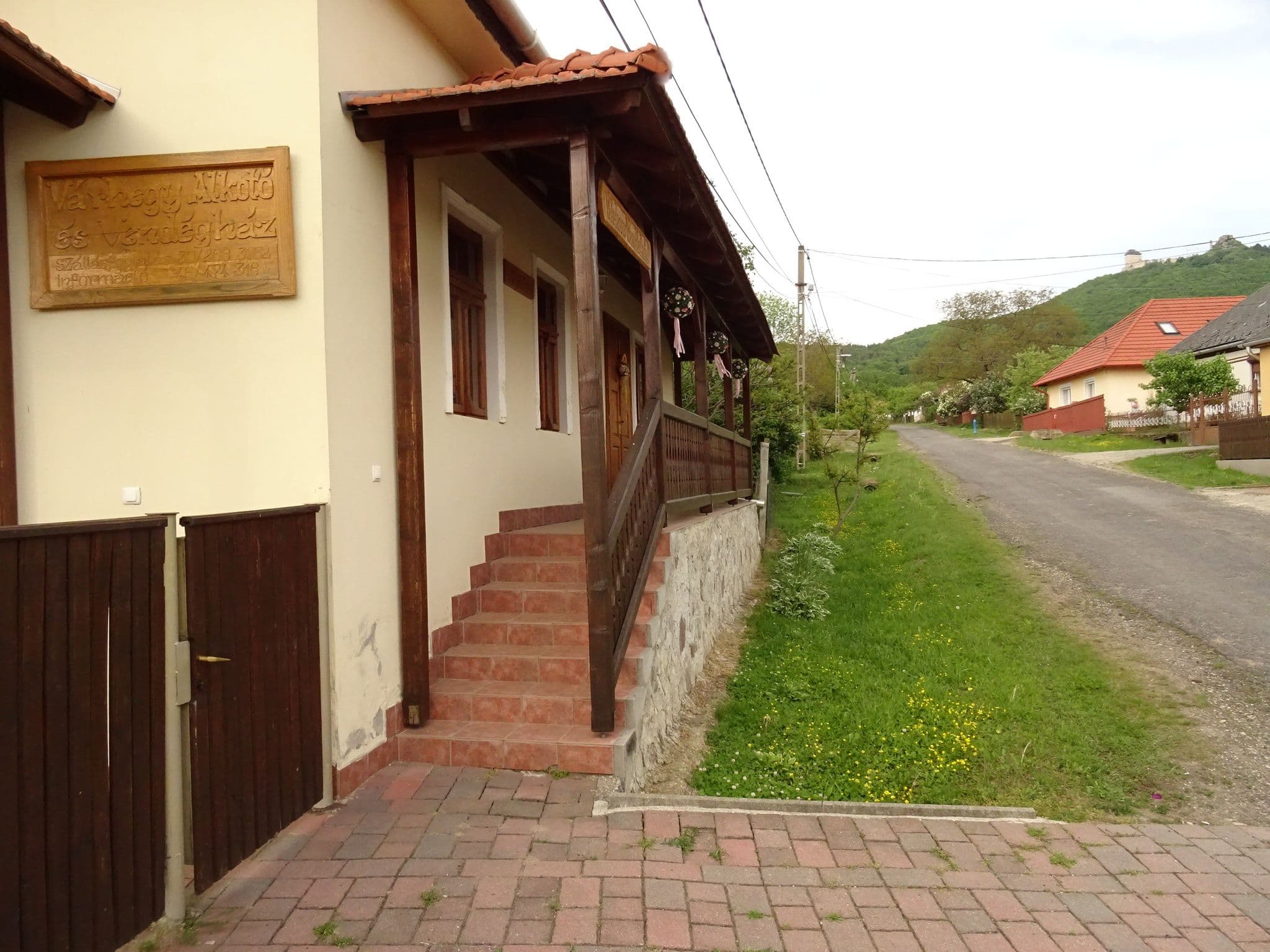 Street view near Várhegy alkotó és vendégház, Gönc — © izsolt (CC BY-SA · Mapillary)
