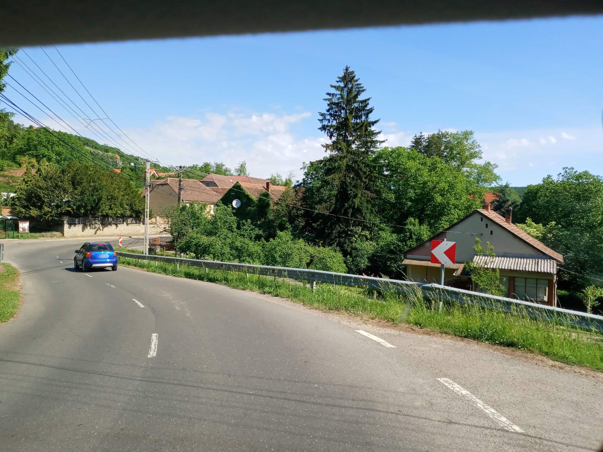 Street view near Négy Fenyőfa kulcsosház, Pécs — © magyarsi (CC BY-SA · Mapillary)