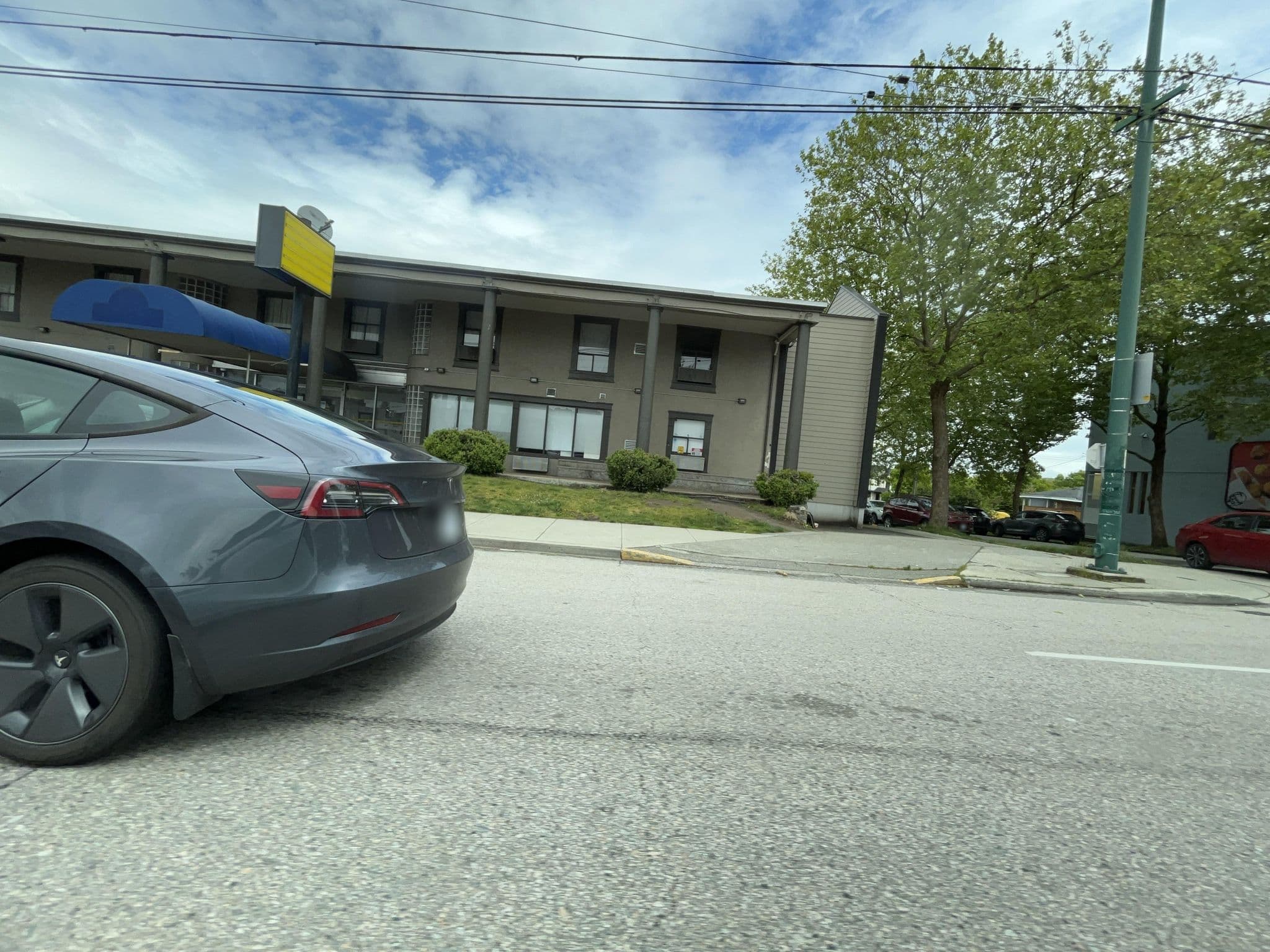 Street view near Days Inn, Kensington-Cedar Cottage — © zpk (CC BY-SA · Mapillary)