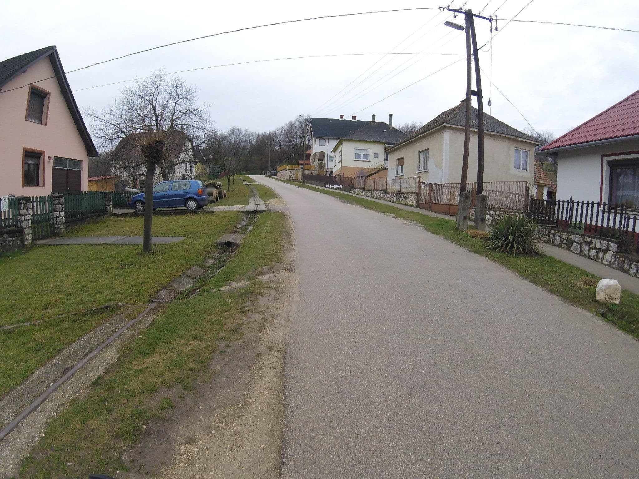 Street view near Betérő a Kéktúrázóhoz (szoba és sátorhely), Bakonyszentlászló — © utvonalfelmeresek (CC BY-SA · Mapillary)