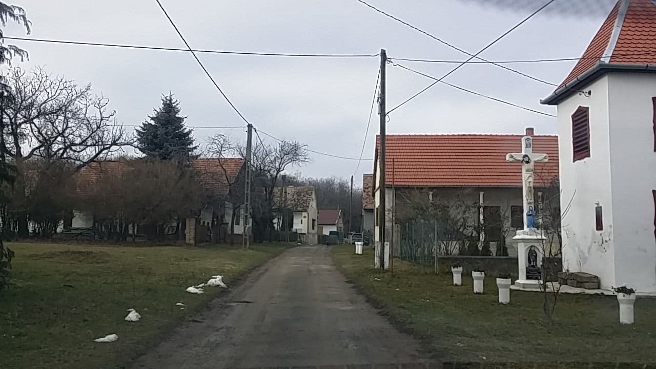 Street view near Falusi turistaszálló, Pécsvárad — © utvonalfelmeresek (CC BY-SA · Mapillary)
