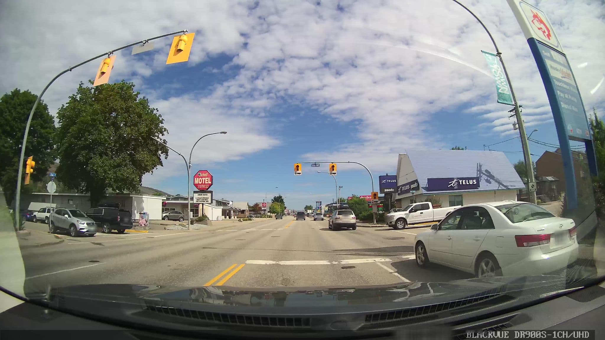Street view near Highwayman Motel, Vernon — © damnitgetmybeer (CC BY-SA · Mapillary)