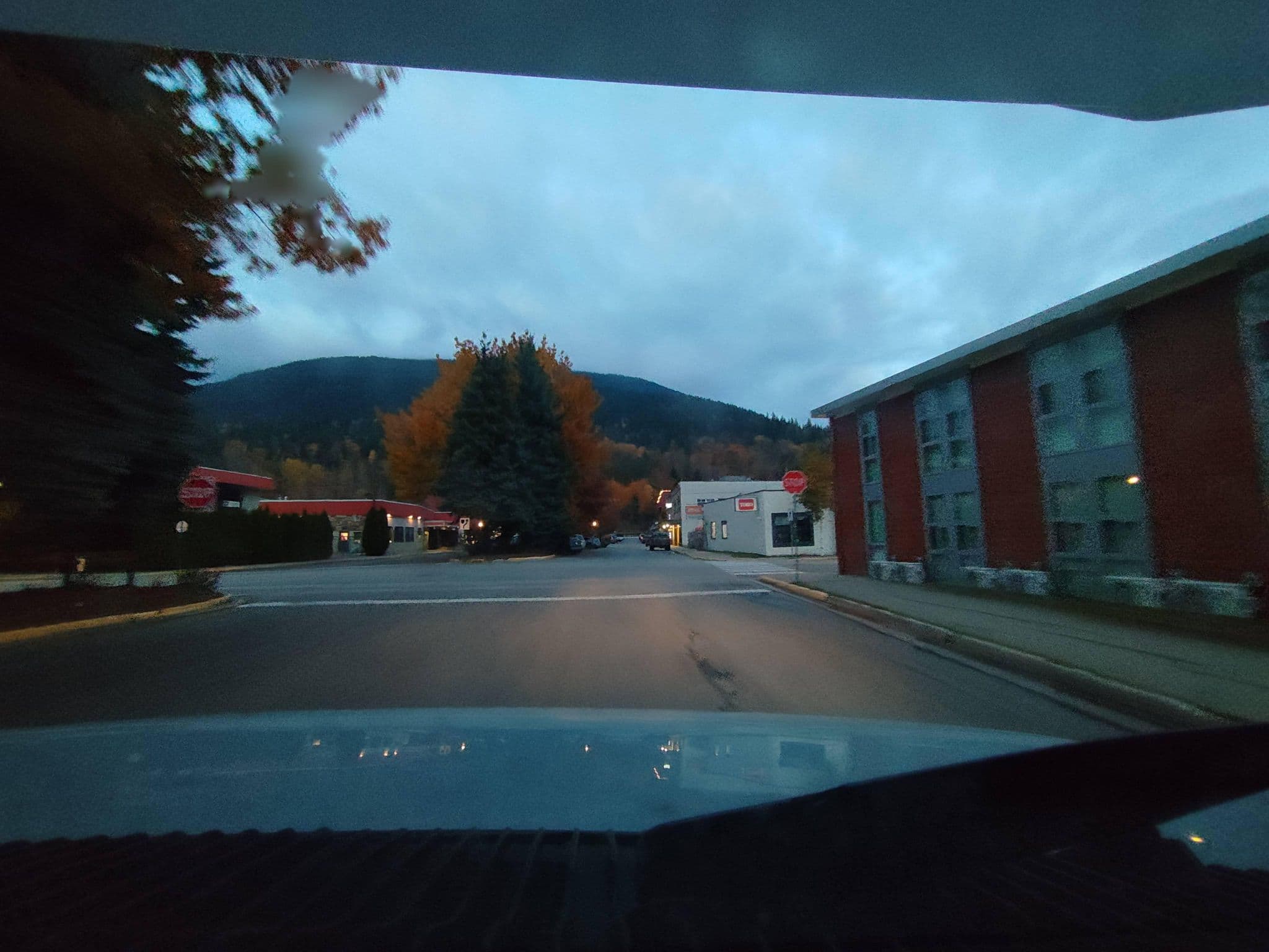 Street view near Powder Springs Inn, Revelstoke — © kibour (CC BY-SA · Mapillary)