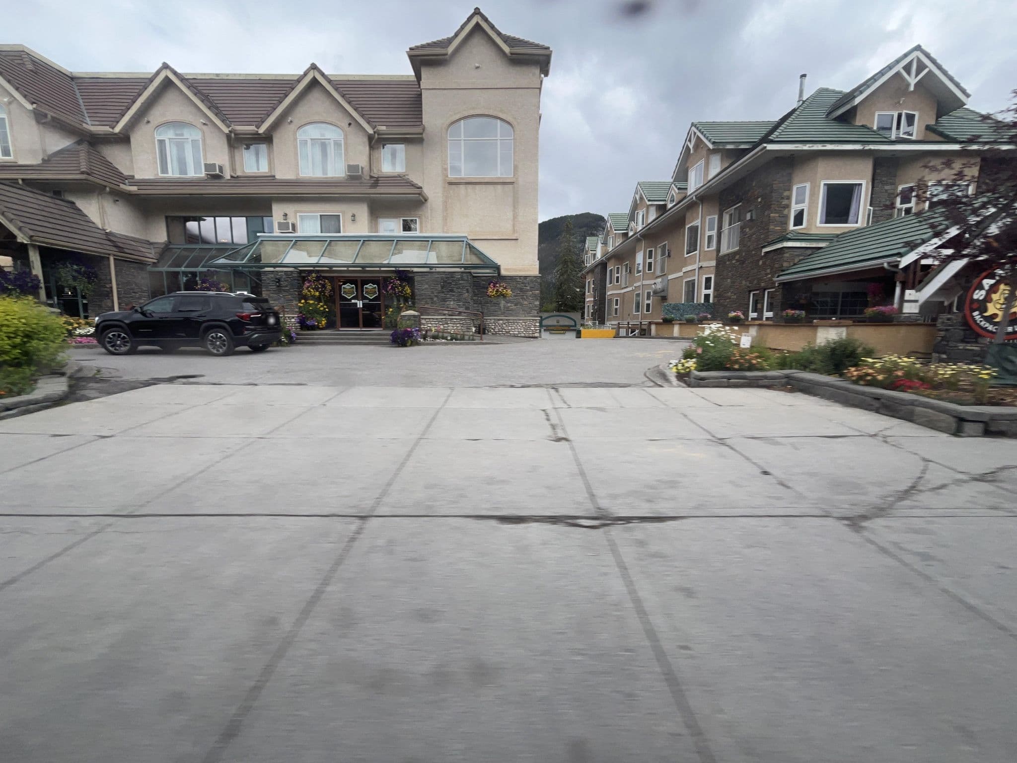 Street view near wolf 302, Banff — © zpk (CC BY-SA · Mapillary)