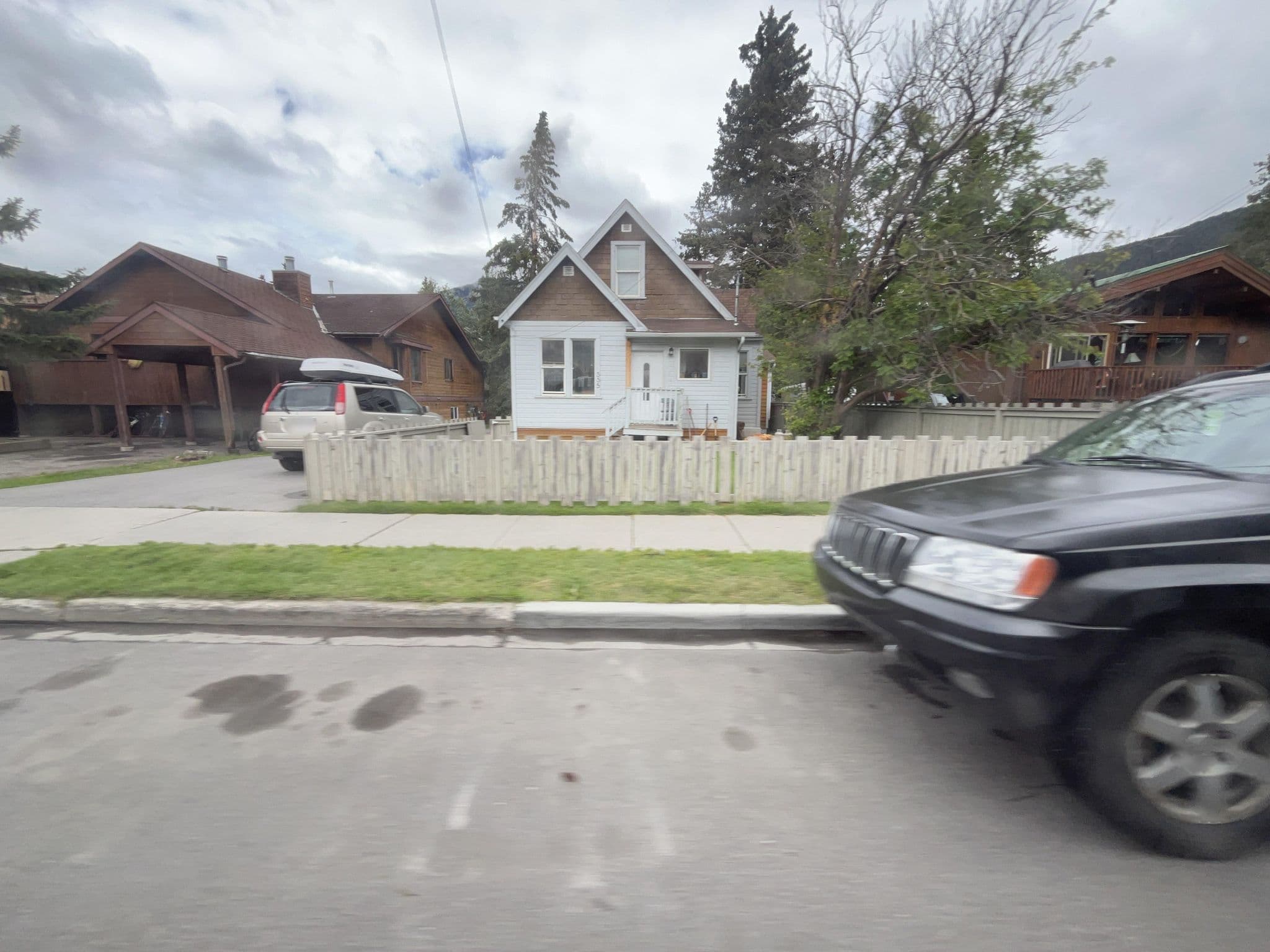Street view near Rundle Manor Apt Hotel, Banff — © zpk (CC BY-SA · Mapillary)