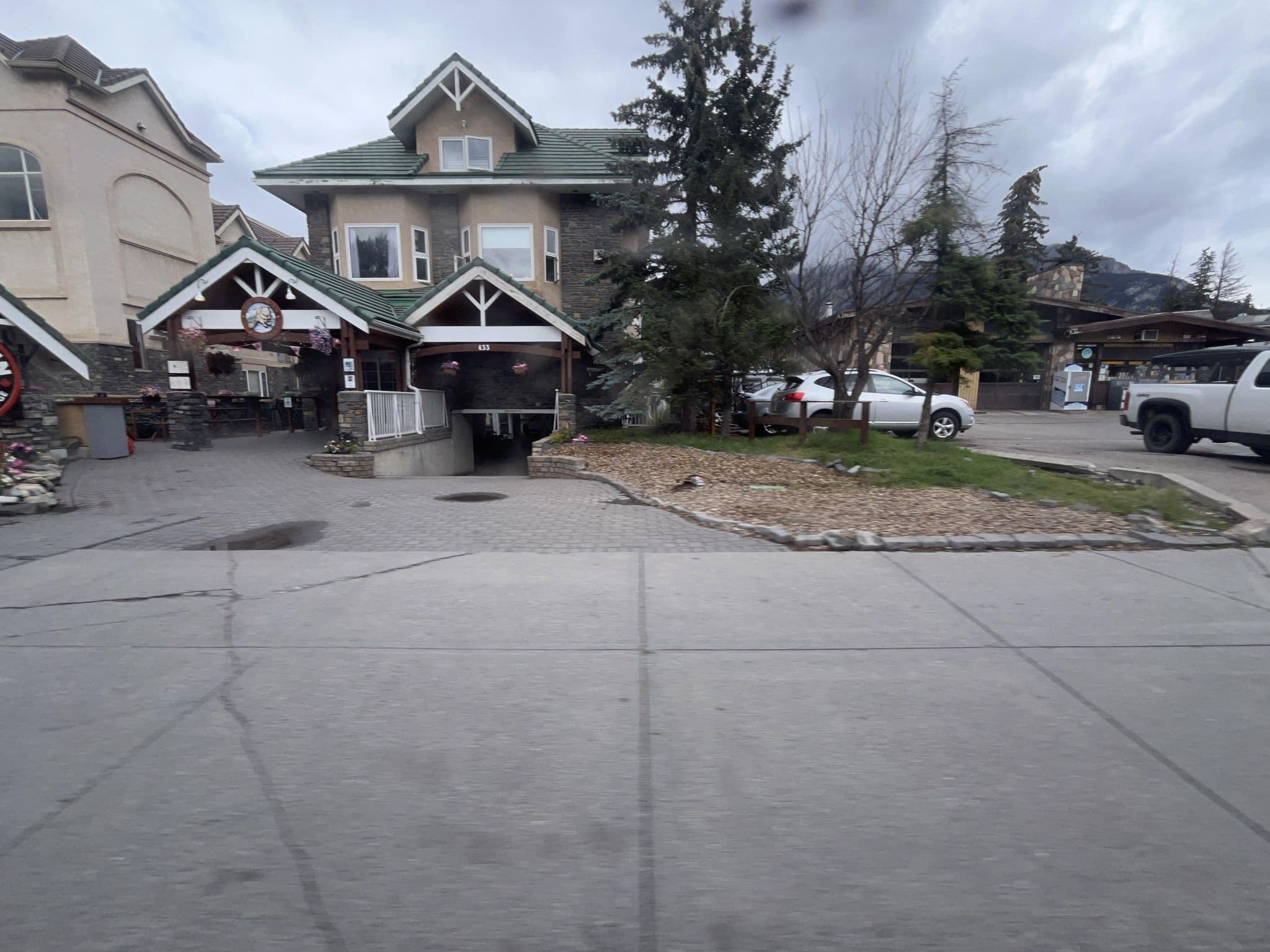 Street view near Samesun Backpackers Banff & The Beaver Bar, Banff — © zpk (CC BY-SA · Mapillary)