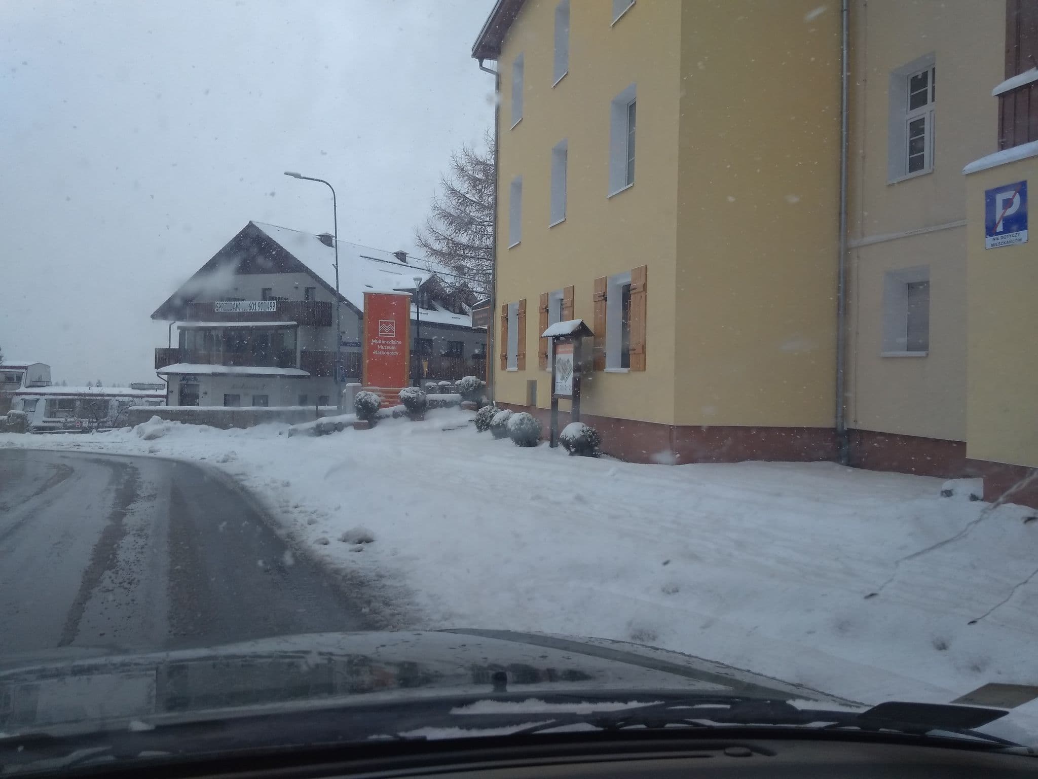 Street view near Rezydencja Trojan, Karpacz — © bechem (CC BY-SA · Mapillary)