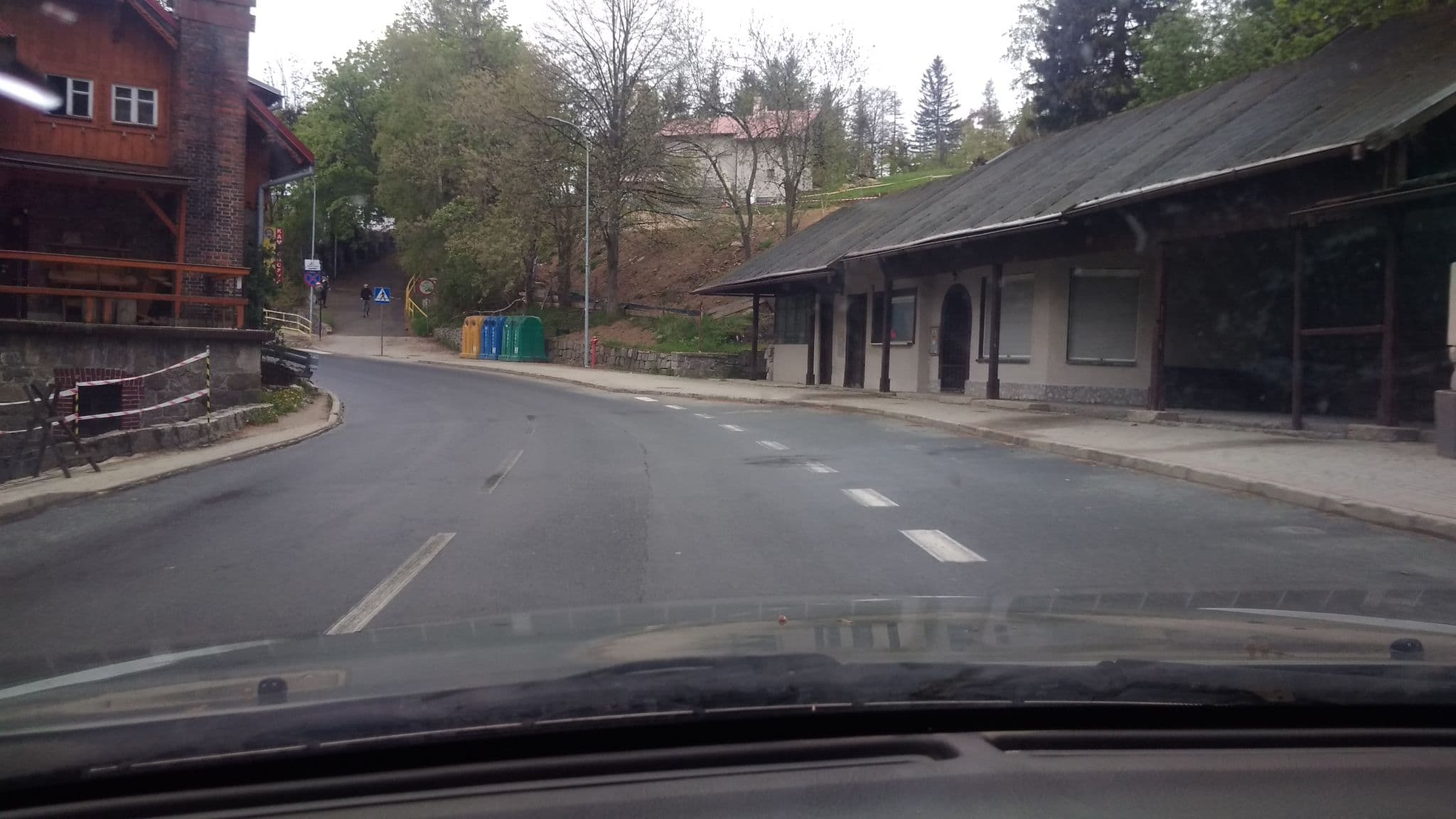 Street view near Kamieńczyk. Ośrodek wczasowo - szkoleniowy. Burdynowska-Mazurek Z., Karpacz — © bechem (CC BY-SA · Mapillary)