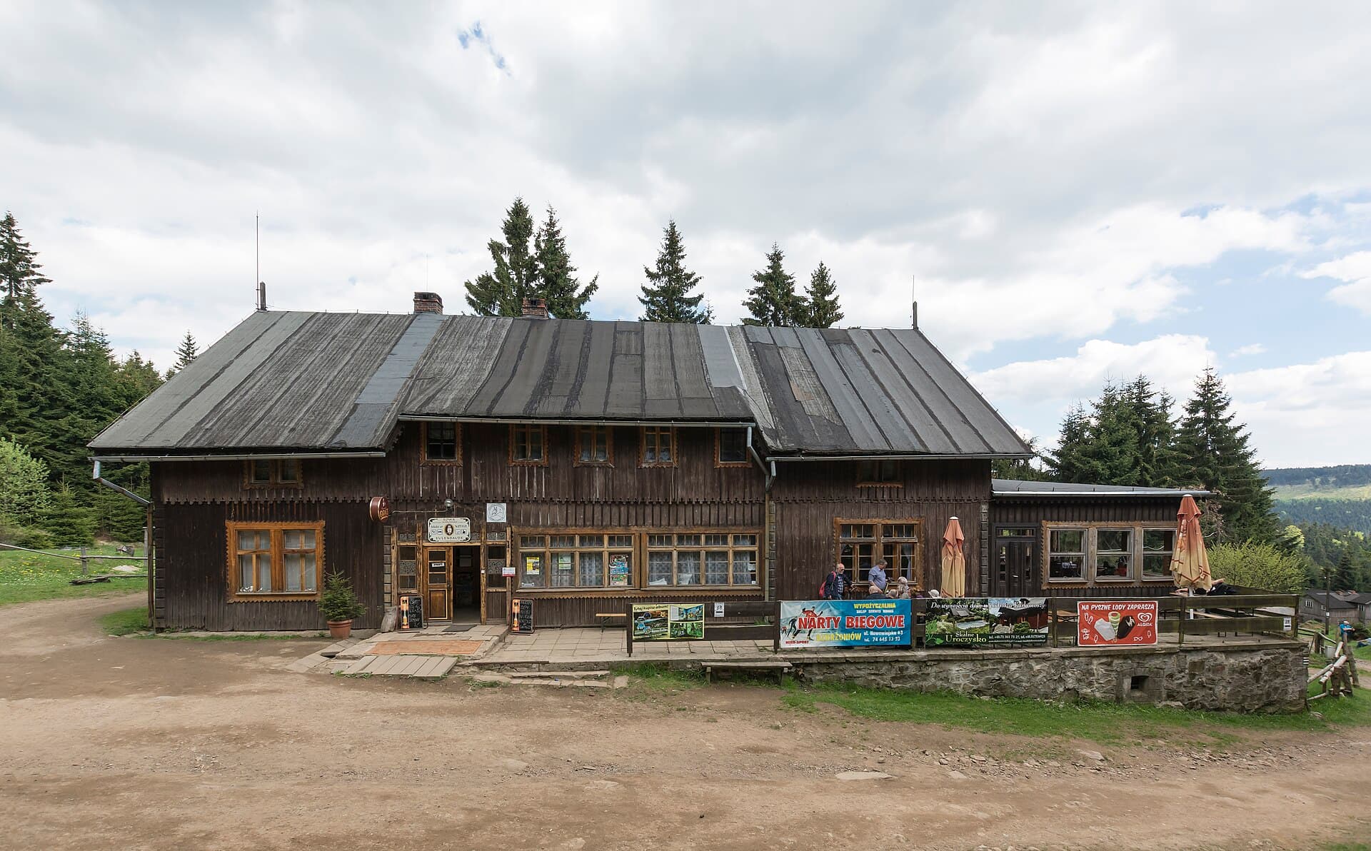 Schronisko Prywatne "Sowa" (via Wikimedia Commons, CC BY-SA 4.0)