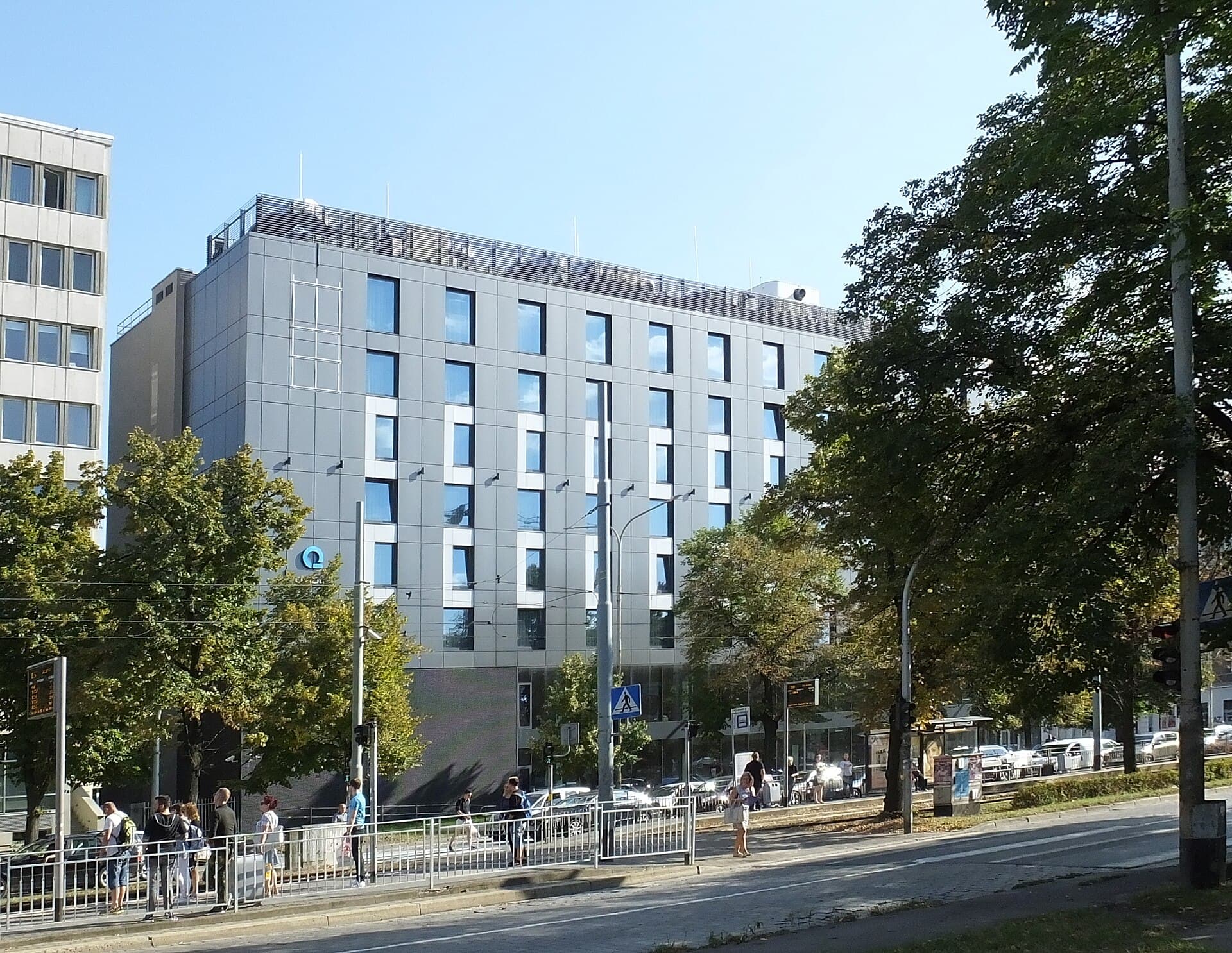 Q Hotel Plus Wrocław (via Wikimedia Commons, CC BY-SA 4.0)