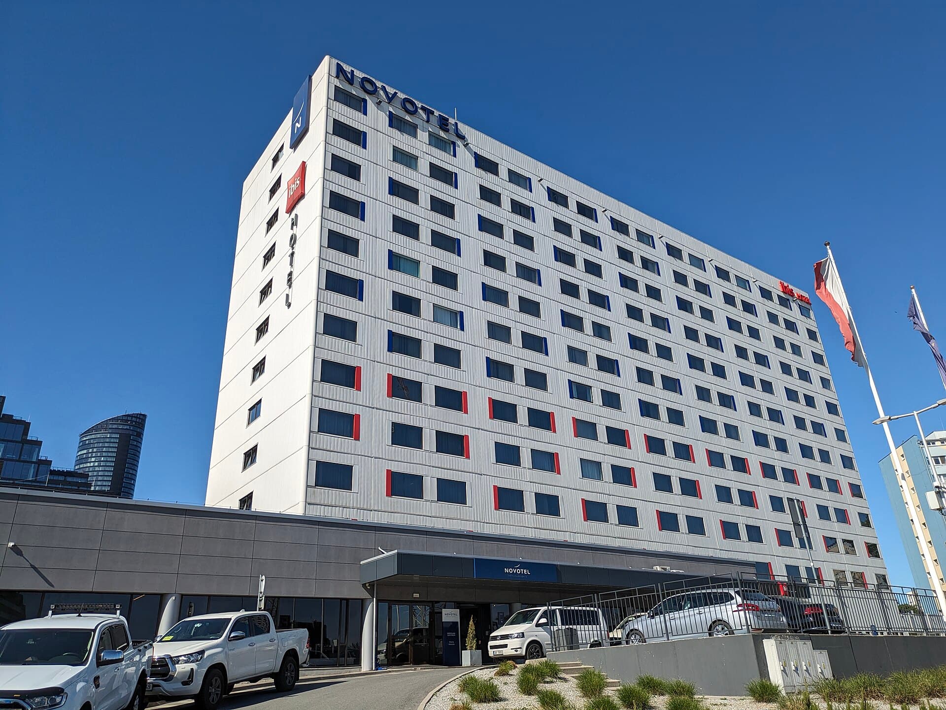 ibis Wroclaw Centrum (via Wikimedia Commons, CC BY-SA 4.0)