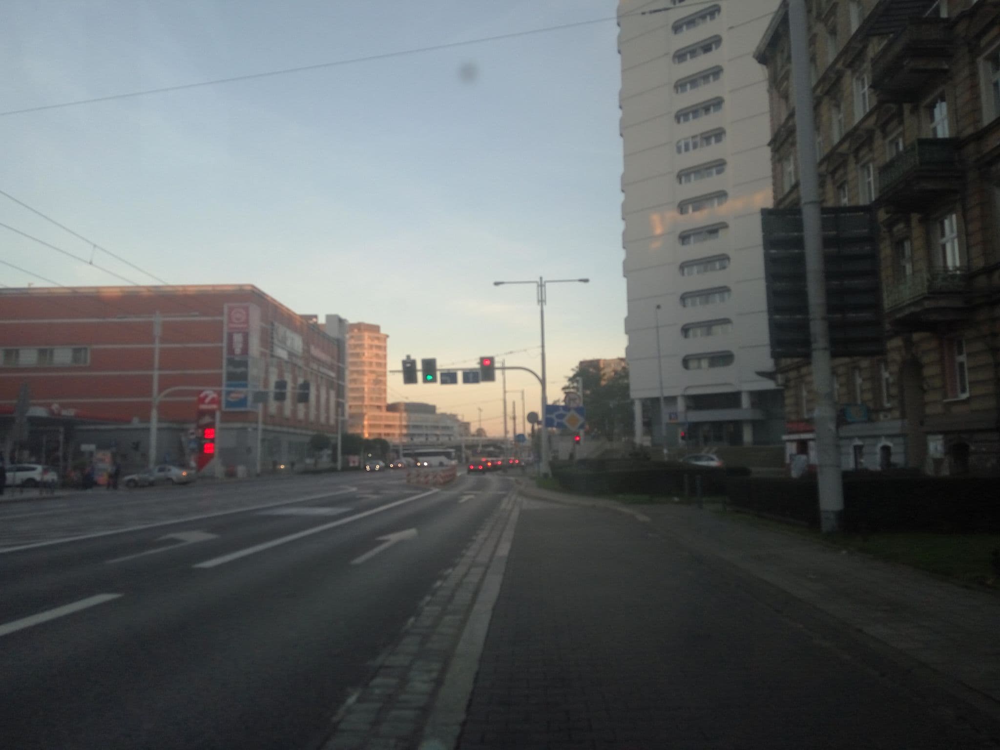 Street view near HiWay Hostel, Plac Grunwaldzki — © misiekwr (CC BY-SA · Mapillary)