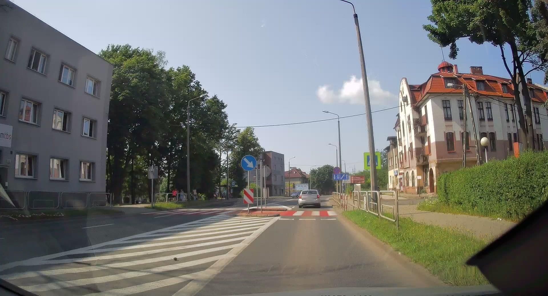Street view near Wspólnota Mieszkaniowa Nieruchomosci przy Ul Niedurnego 43 45 i Czarnolesnej 2 W Rudzie Śląskiej, Ruda Śląska — © edc22 (CC BY-SA · Mapillary)