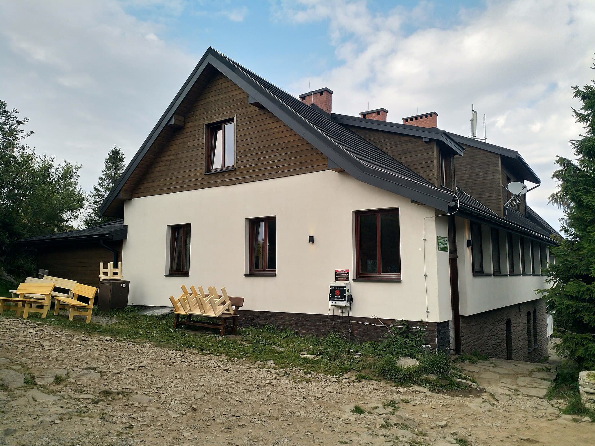 Wielka Racza PTTK (via Wikimedia Commons, CC BY 4.0)