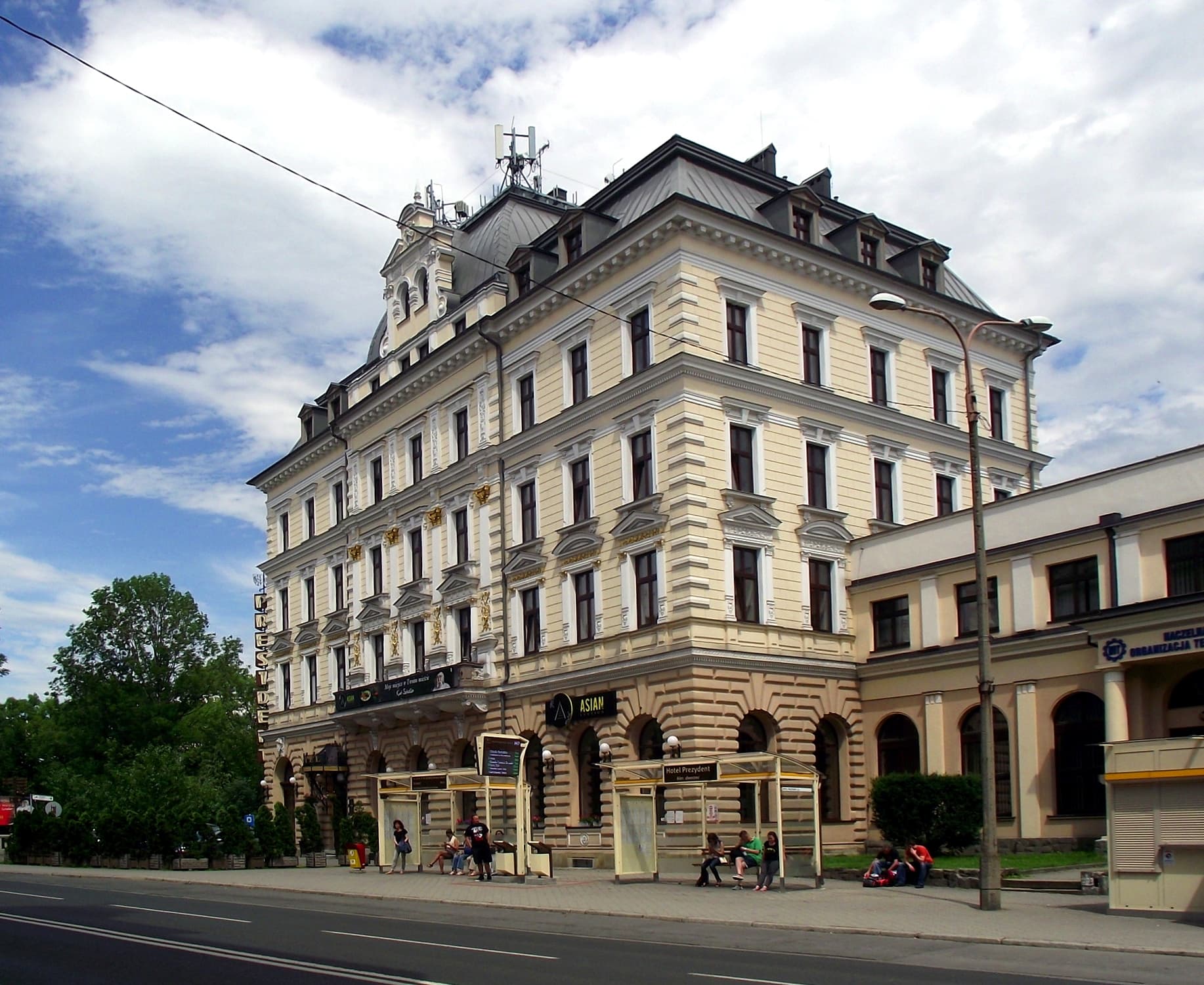 Hotel President Bielsko-Biala (via Wikimedia Commons, Public domain)